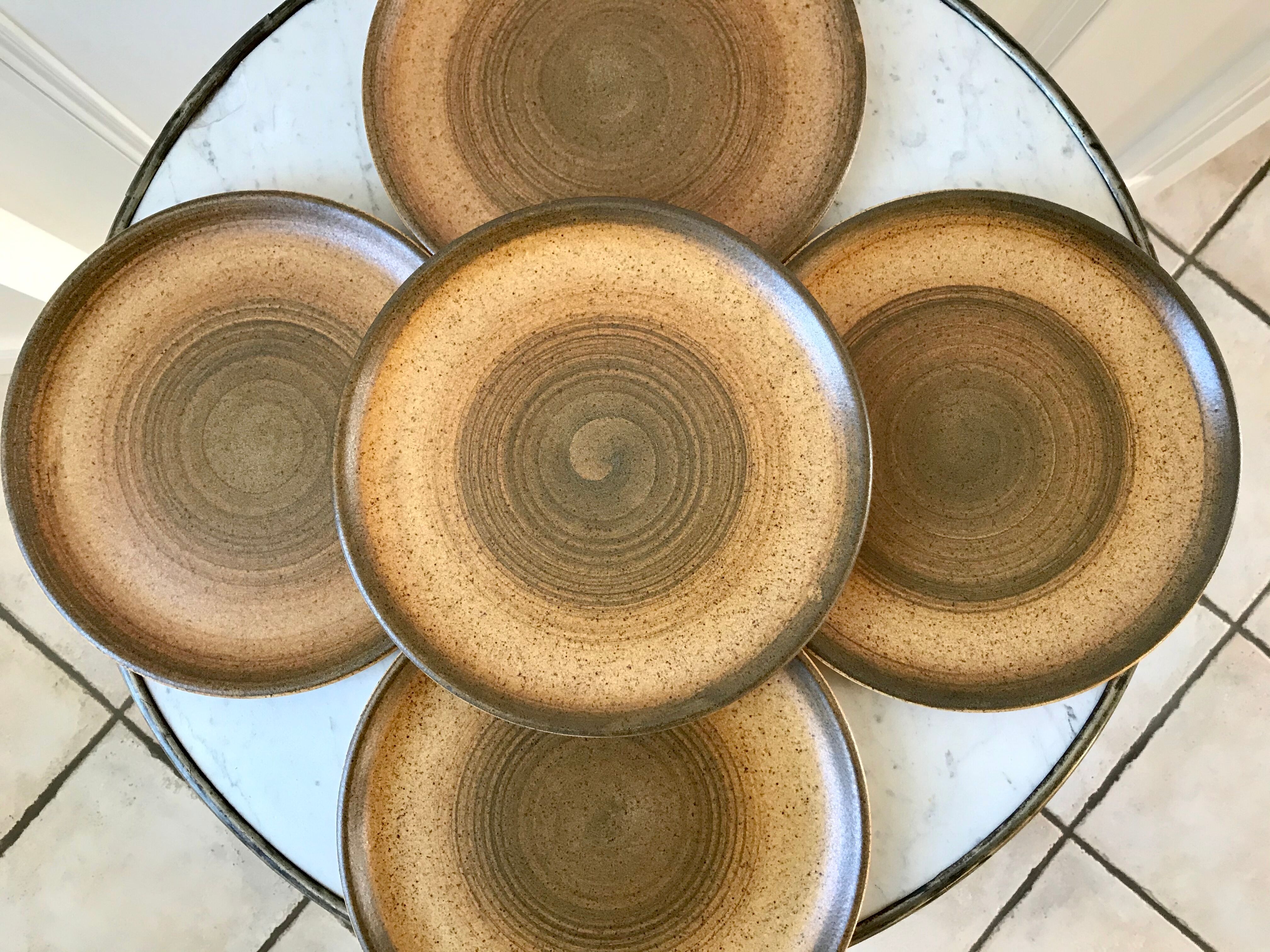 Set of 5 flat plates in Longchamp 60s sandstone painted by hand