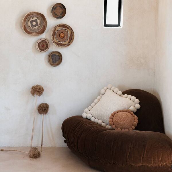 Mini coussin rond à pompons en laine ocre