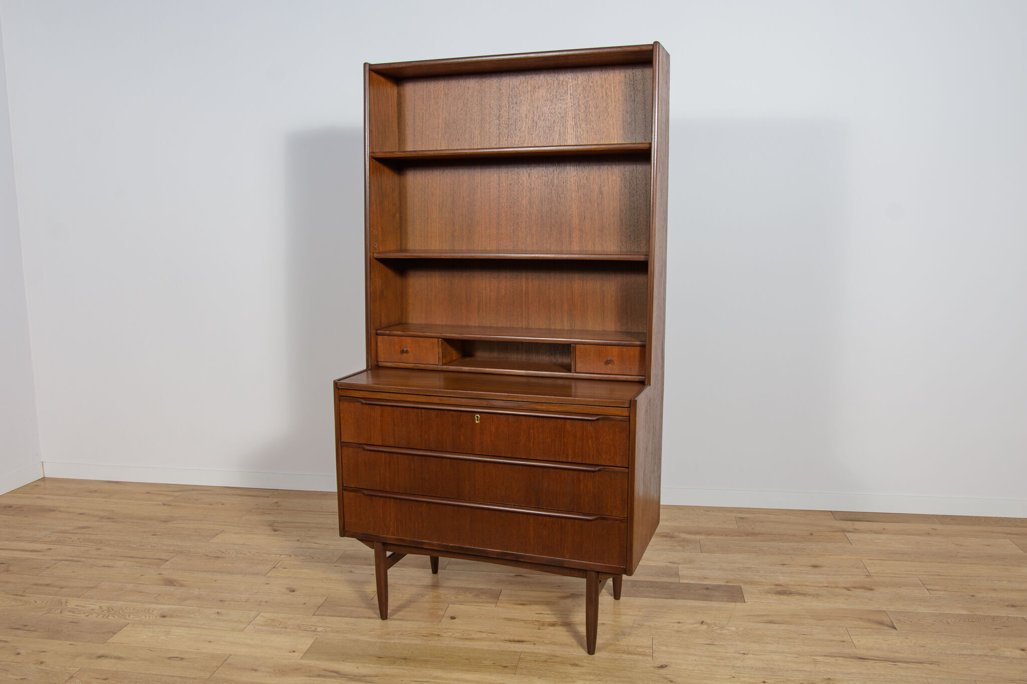 Mid-century teak shelf with pull-out top, Denmark, 1960s