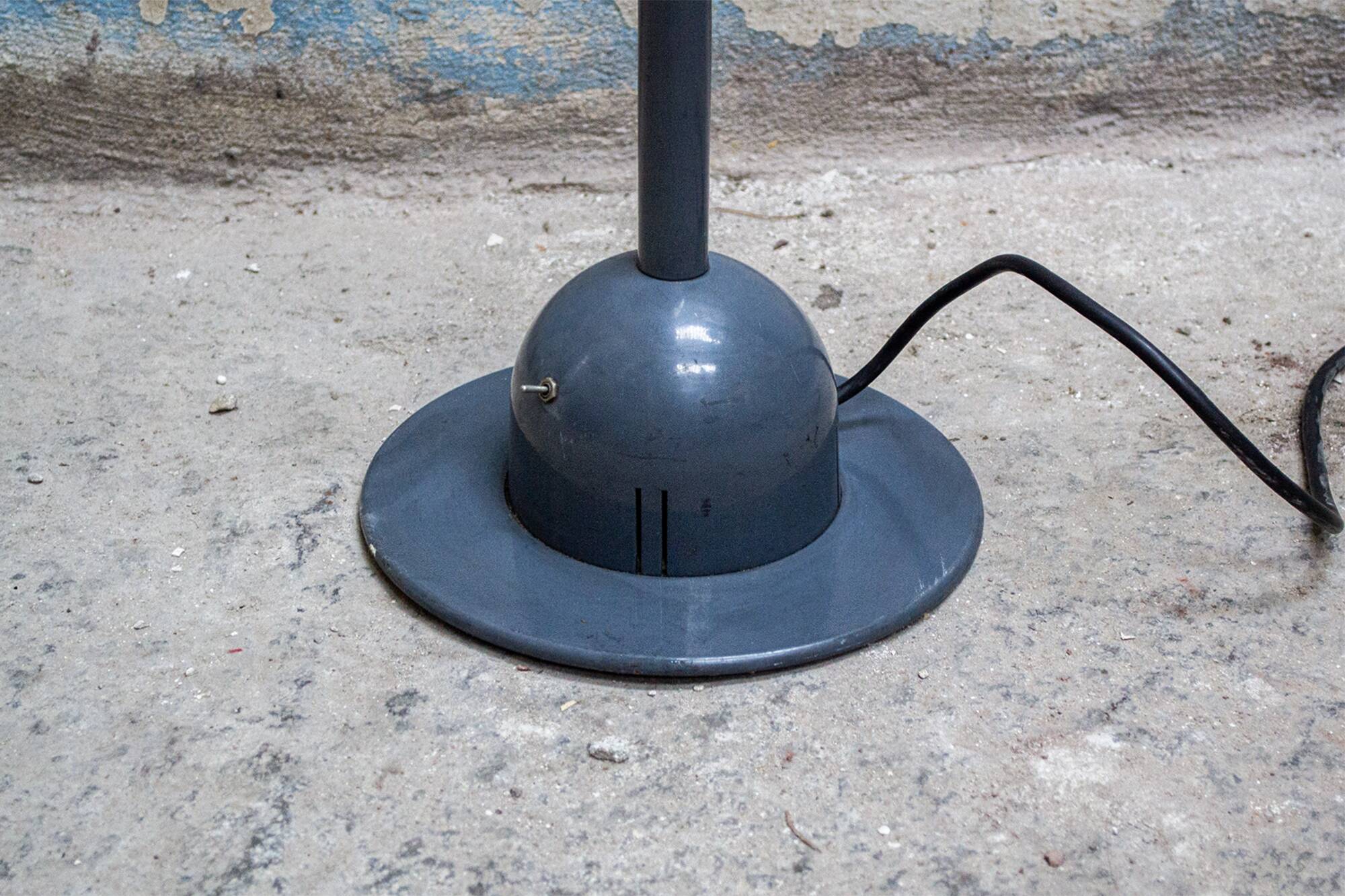 Lampe de terre postmoderne "Mira" de Mario Arnaboldi pour Programmaluce 1983