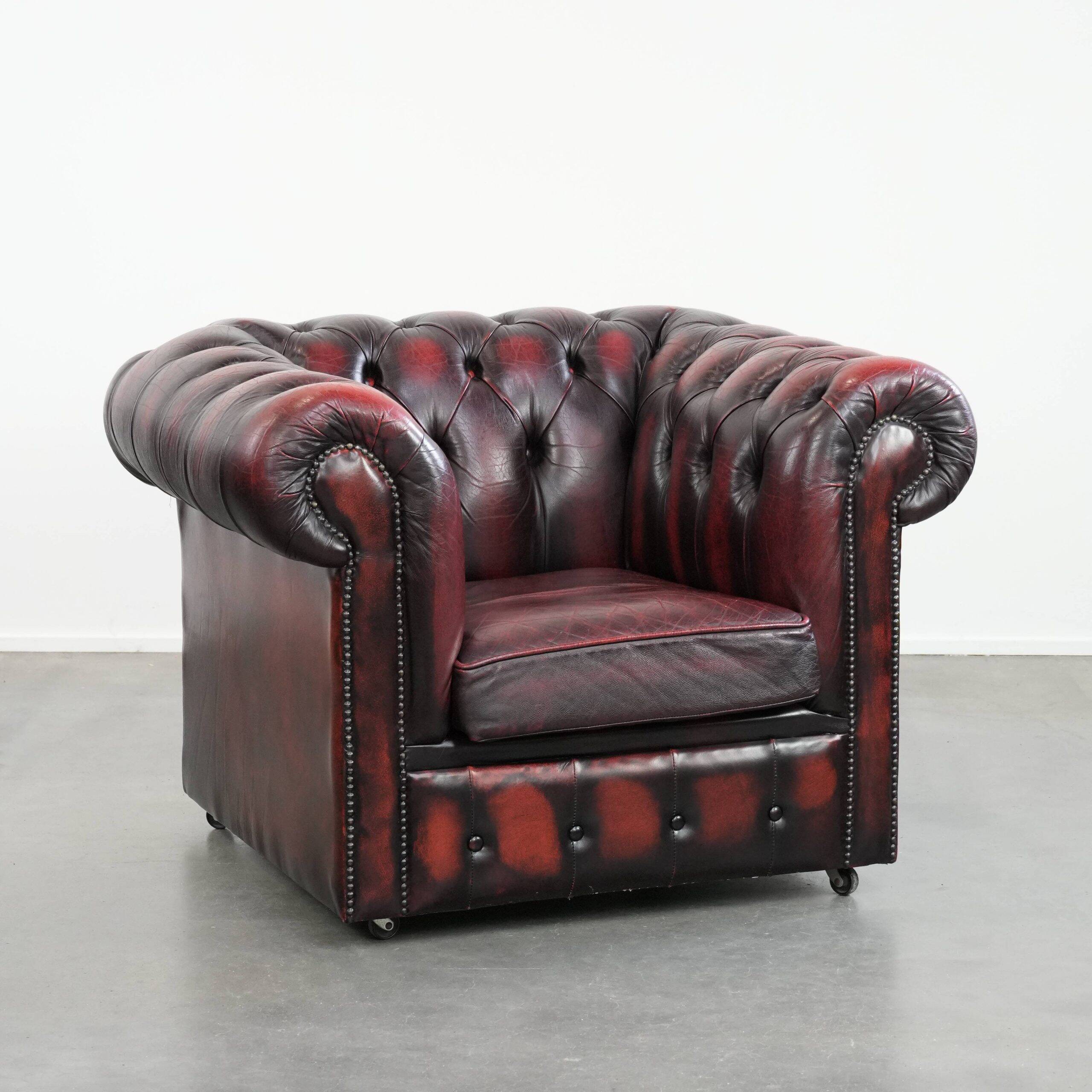 Cowhide leather English chesterfield armchair on wheels