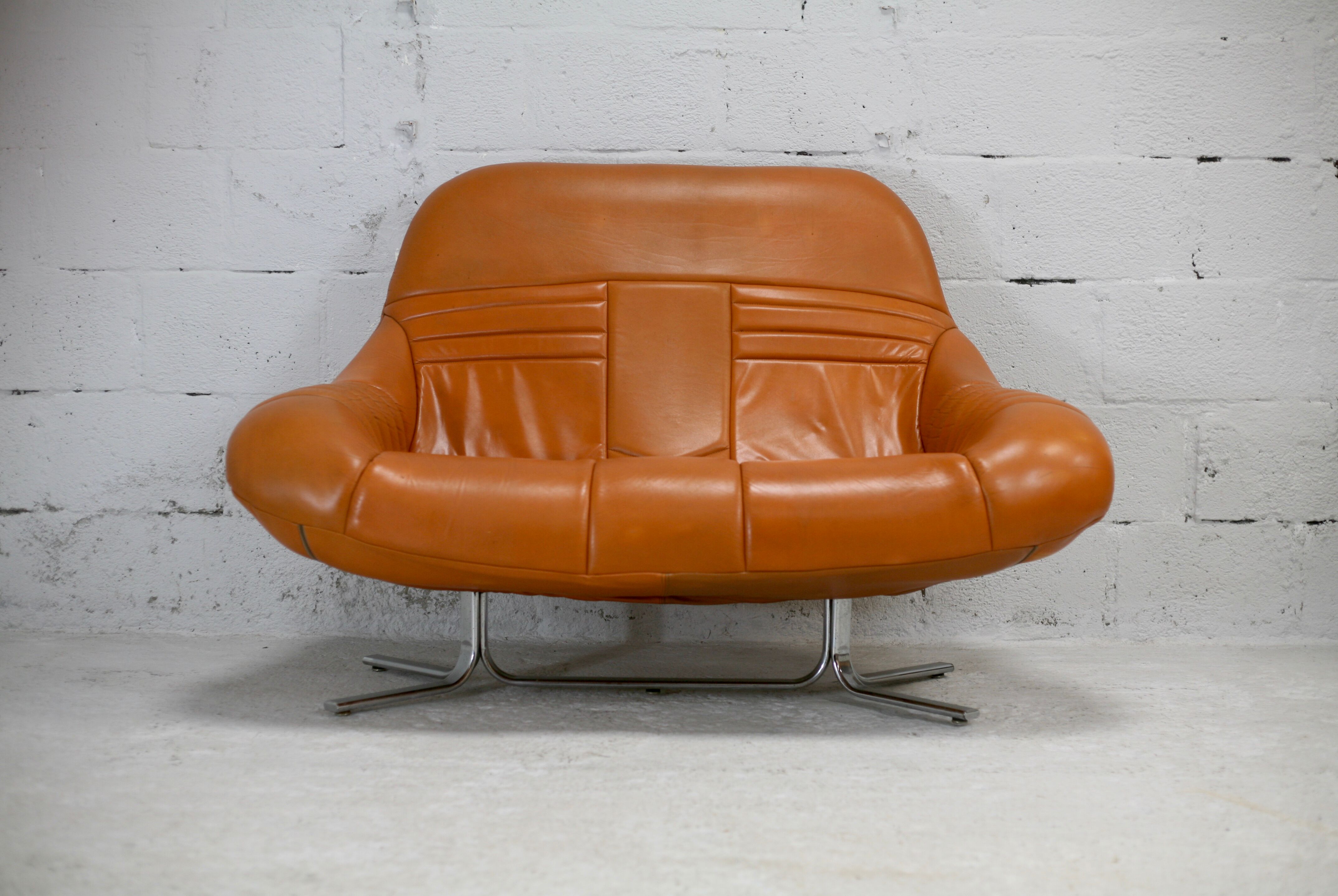 Sofa "space age". Leather, fiberglass, foam, steel. Circa 1970. Orange.