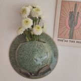 Vase mural en grès vernissé vert moucheté forme de chapeau