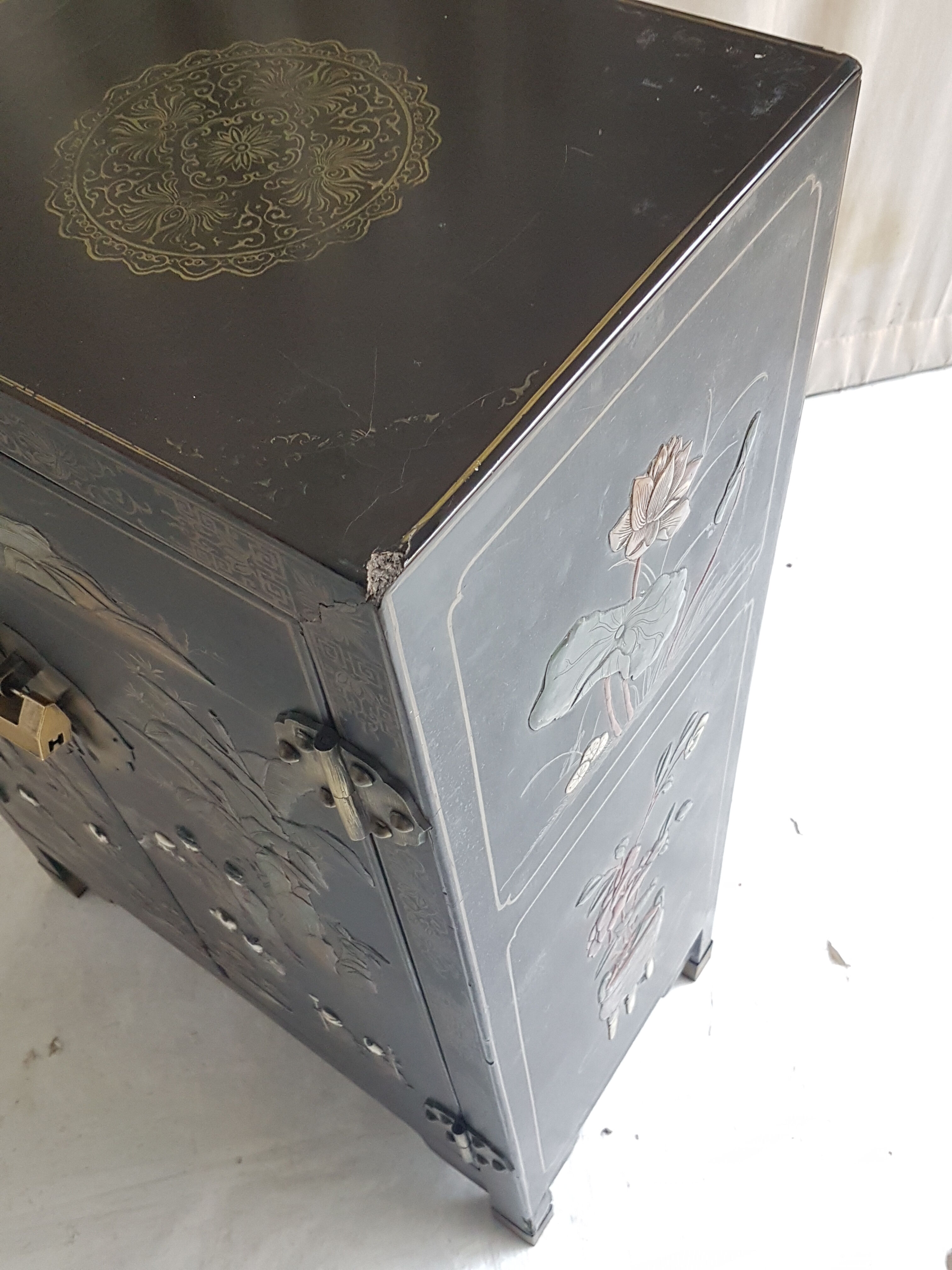 Chinese Bahut in 2-door laque