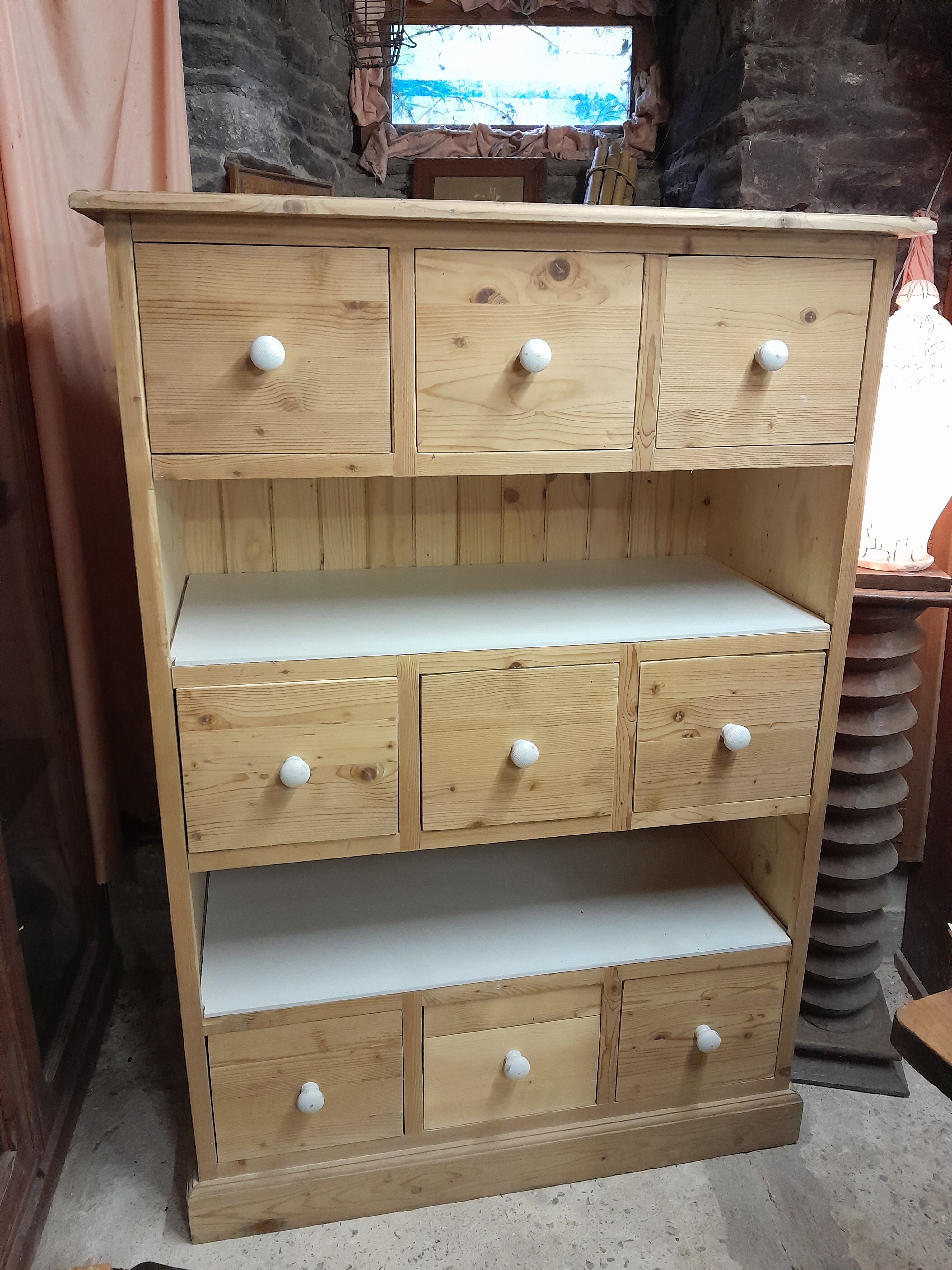 Storage cabinet with drawers
