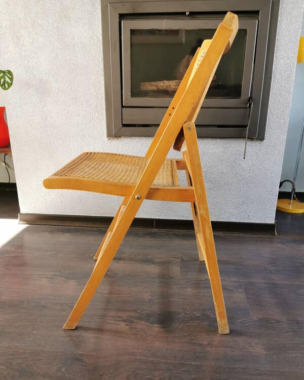 Chaise pliante vintage en bois avec assise et dossier en rotin 1970