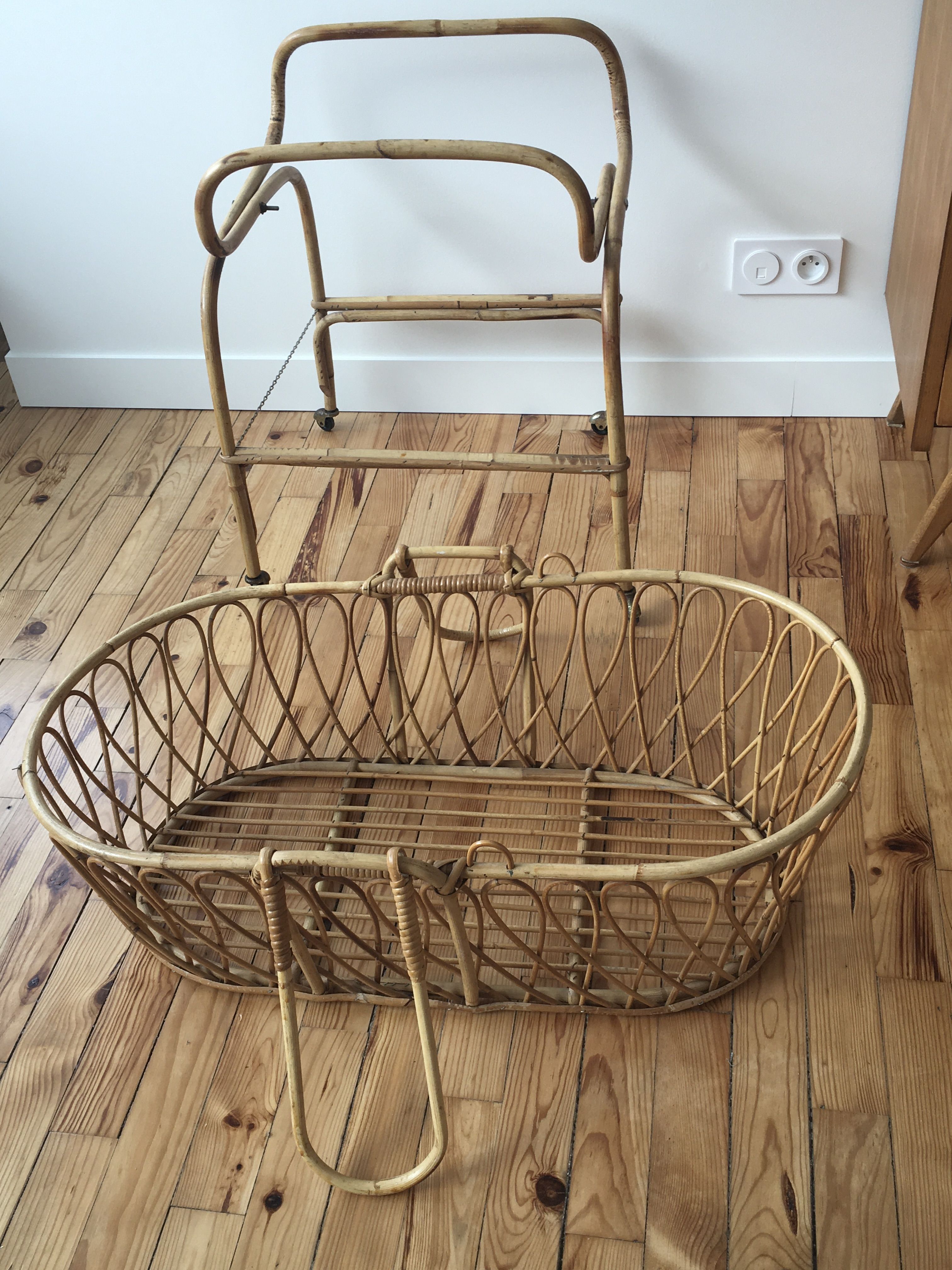 Cradle in rattan