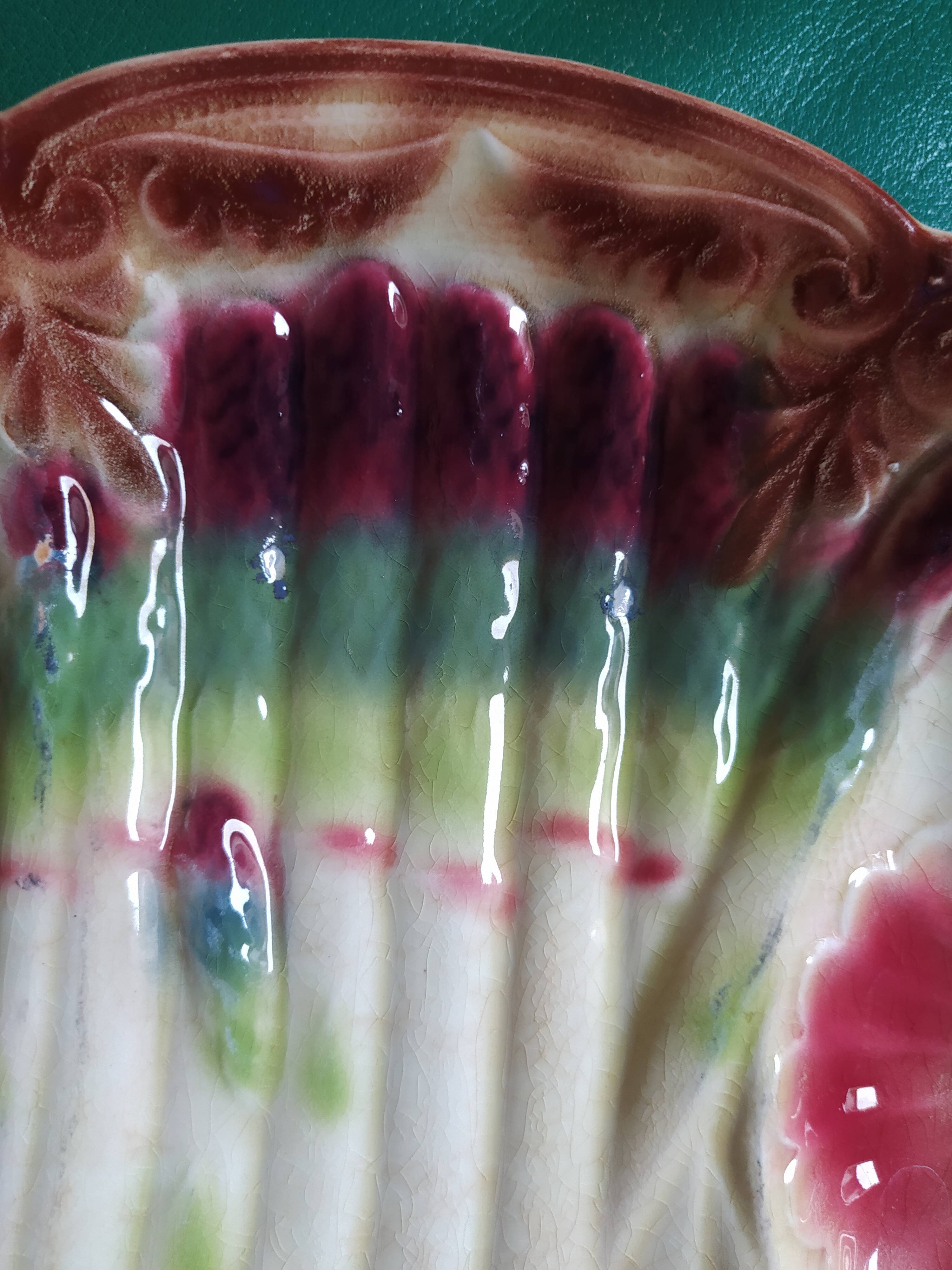 Old plate dabbling asparagus