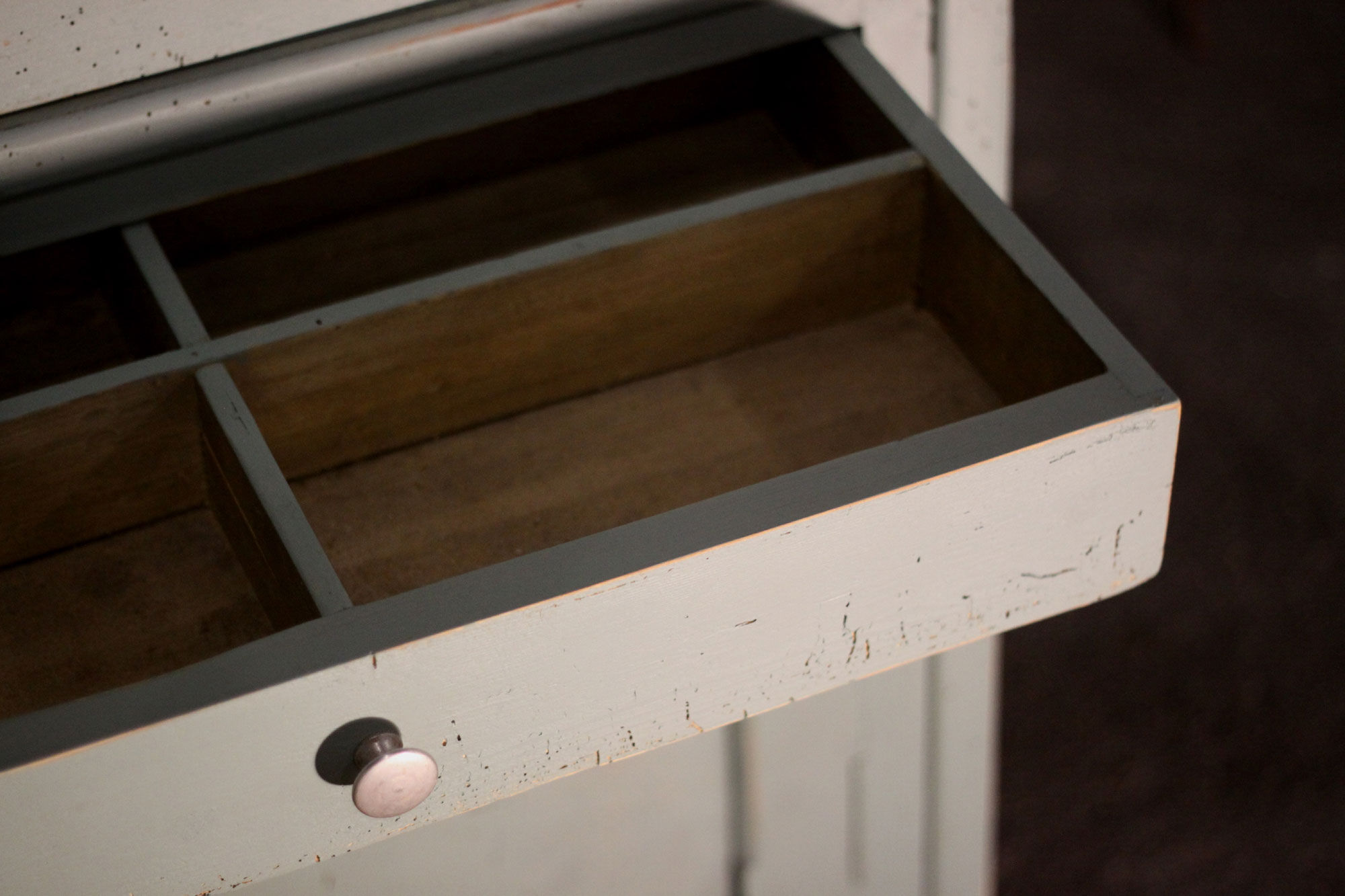 Furniture keeps eating - Craft - Vaisselier - Library