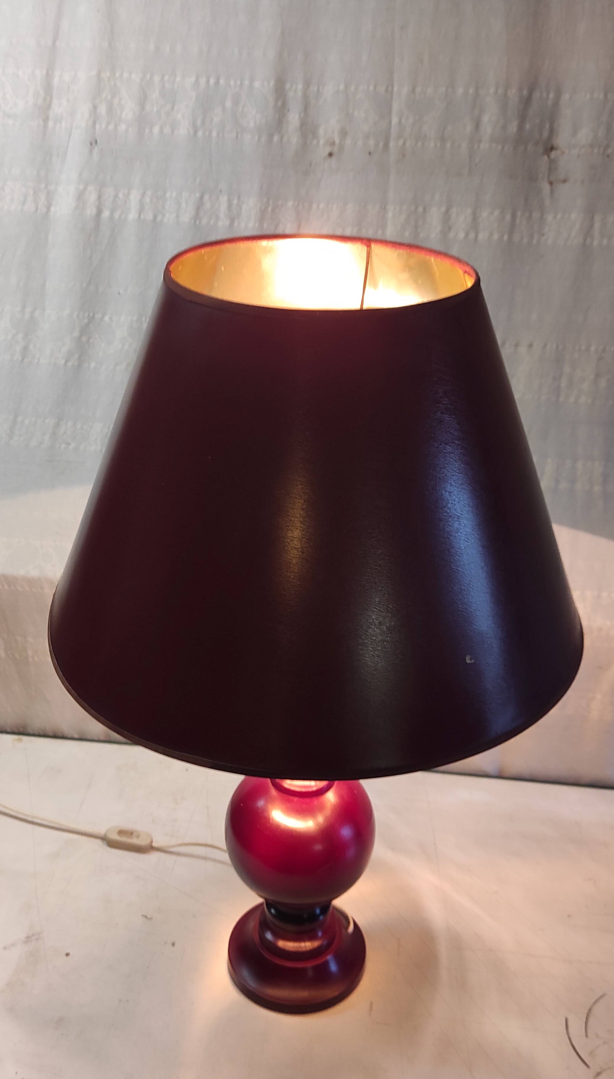 Turned wood table lamp in plum color - 1970s