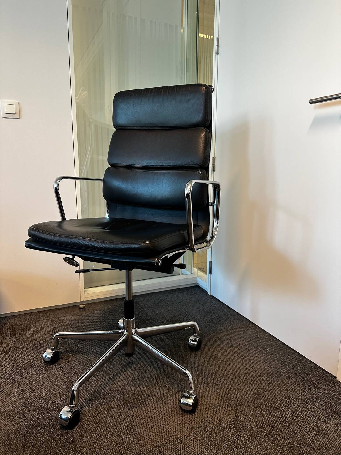 1x office chair - eames soft pad ea219