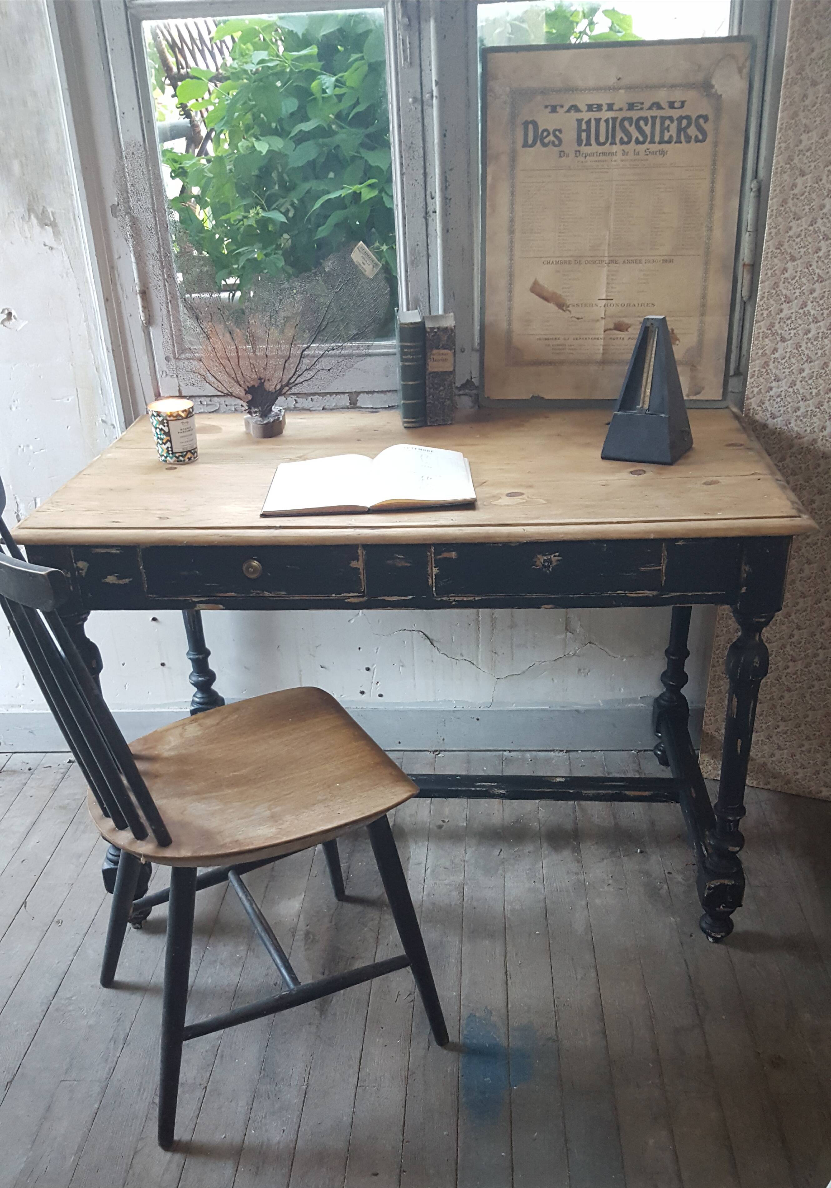 Black and wood table desk