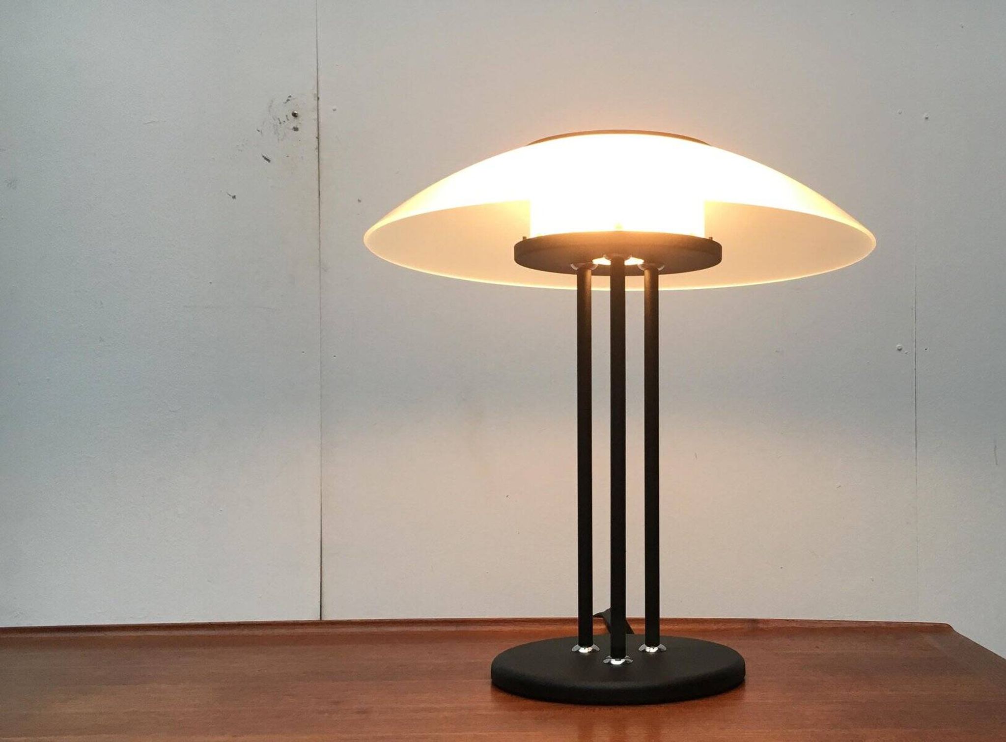 Lampe de table vintage postmoderne en verre et métal