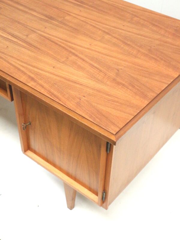 Bureau vintage/bureau de direction avec portes et tiroirs des années 1960