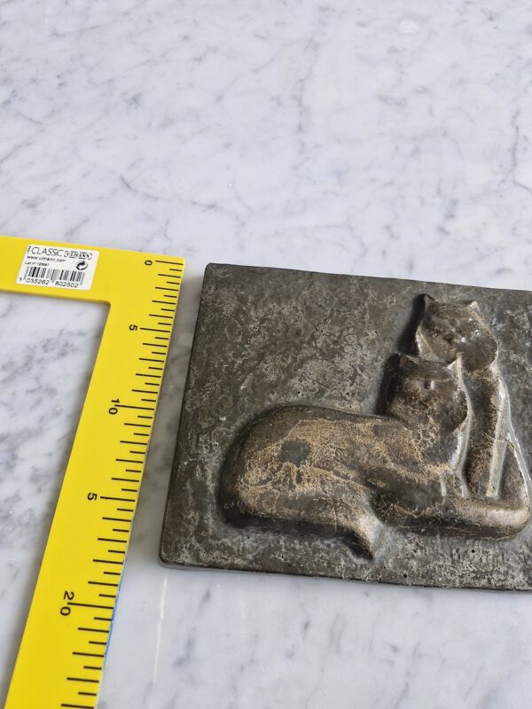 Bas relief plaque de lapin en patine brune chat assis