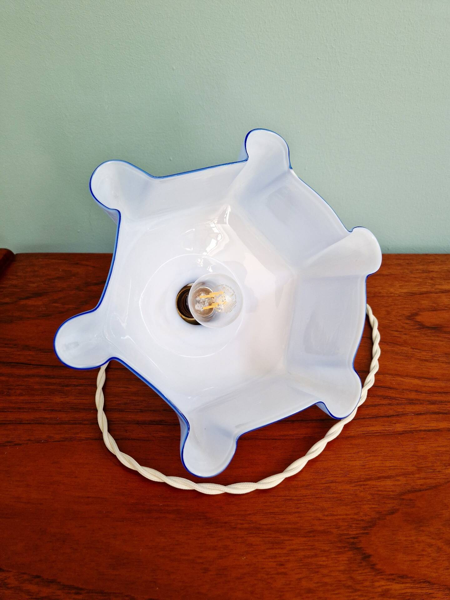 Art Deco suspension in pleated mauve opaline, 1920-30.