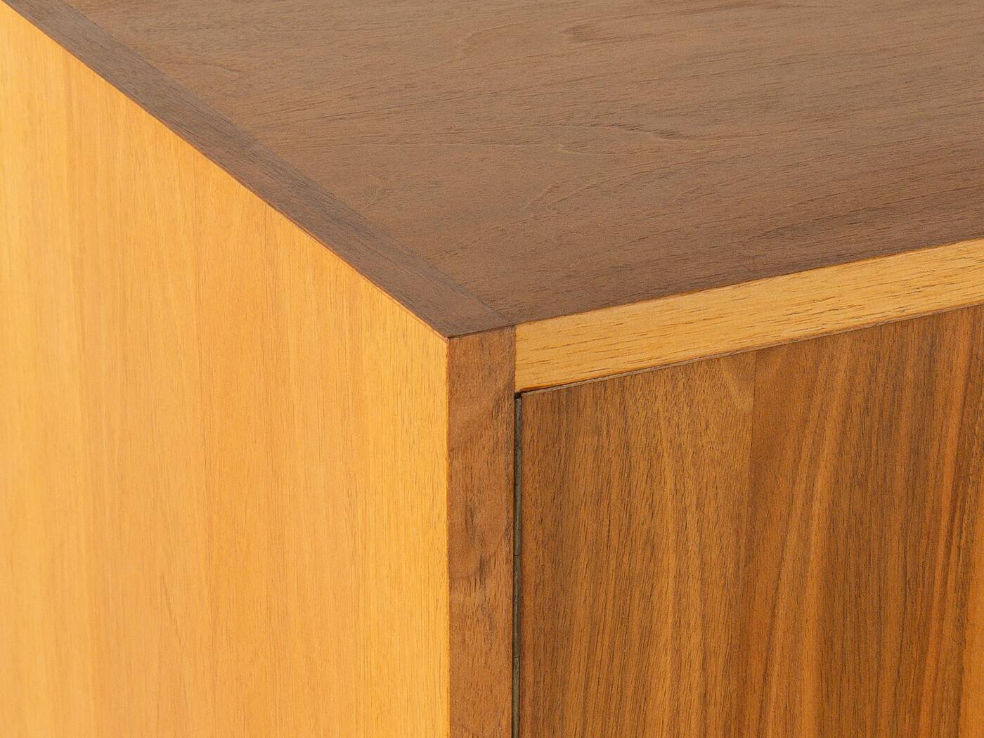 Armoire des années 1950, partiellement massive, de style scandinave, en placage noyer.