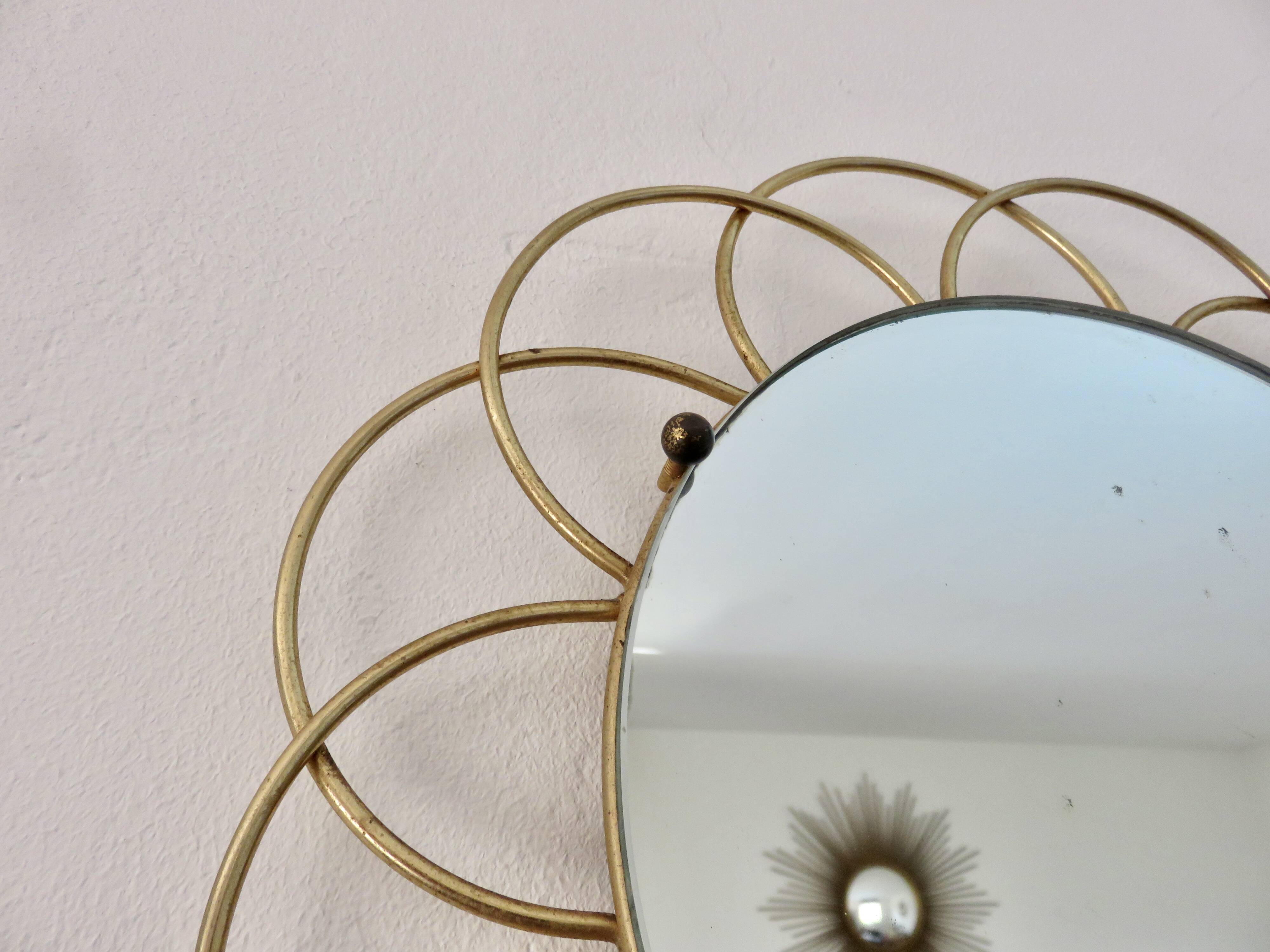 Miroir soleil " fleur " en métal doré années 60