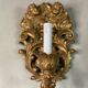 Paire d’appliques en bois sculpté et doré surmontées de deux têtes d’angelots, Italie