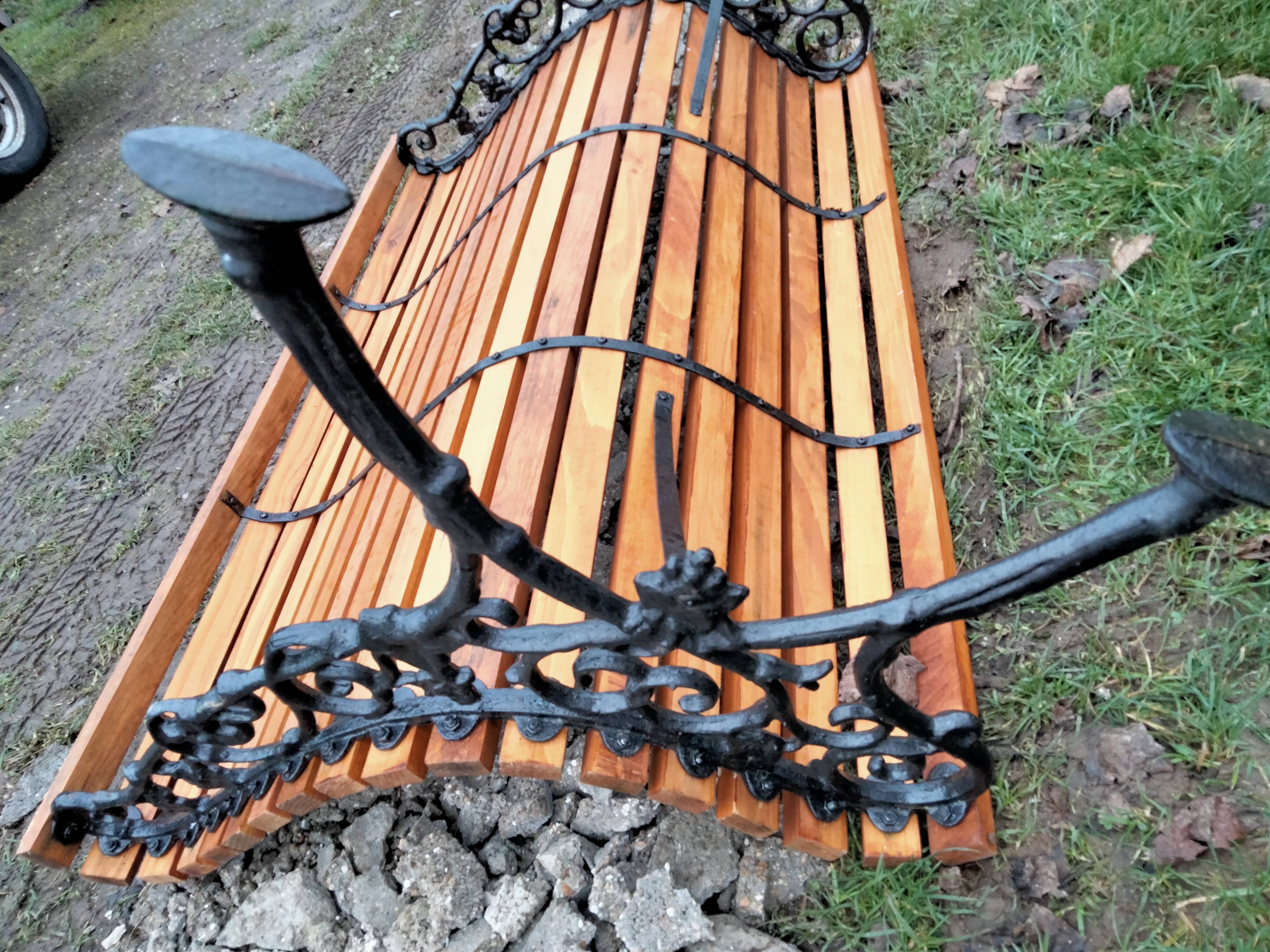 Old garden bench with vintage cast iron legs xxeme