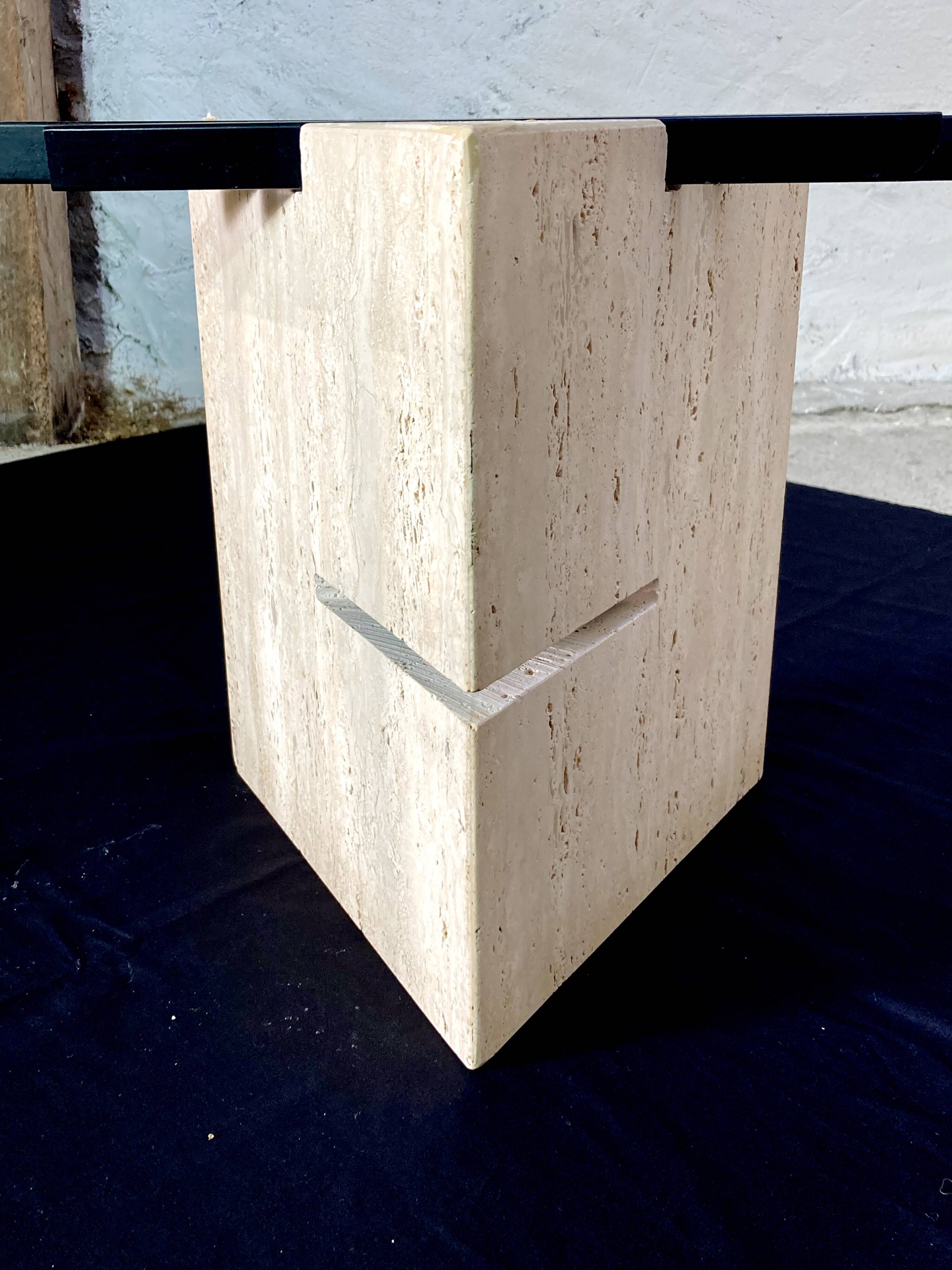 Coffee table in the Artedi style.