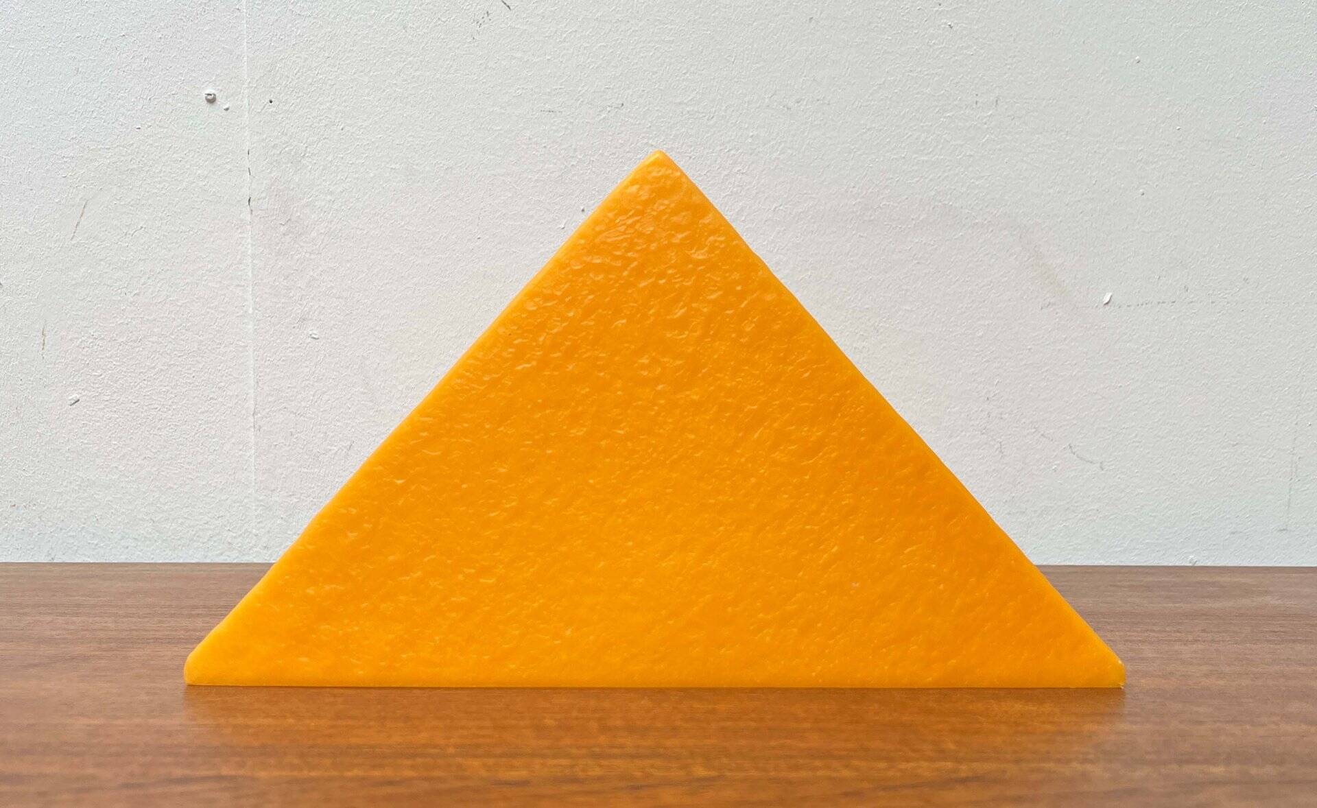 Lampe de sol ou de table en forme de prisme orange postmoderne de Heico, années 1980.