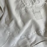Drap ancien, broderies et monogramme DL