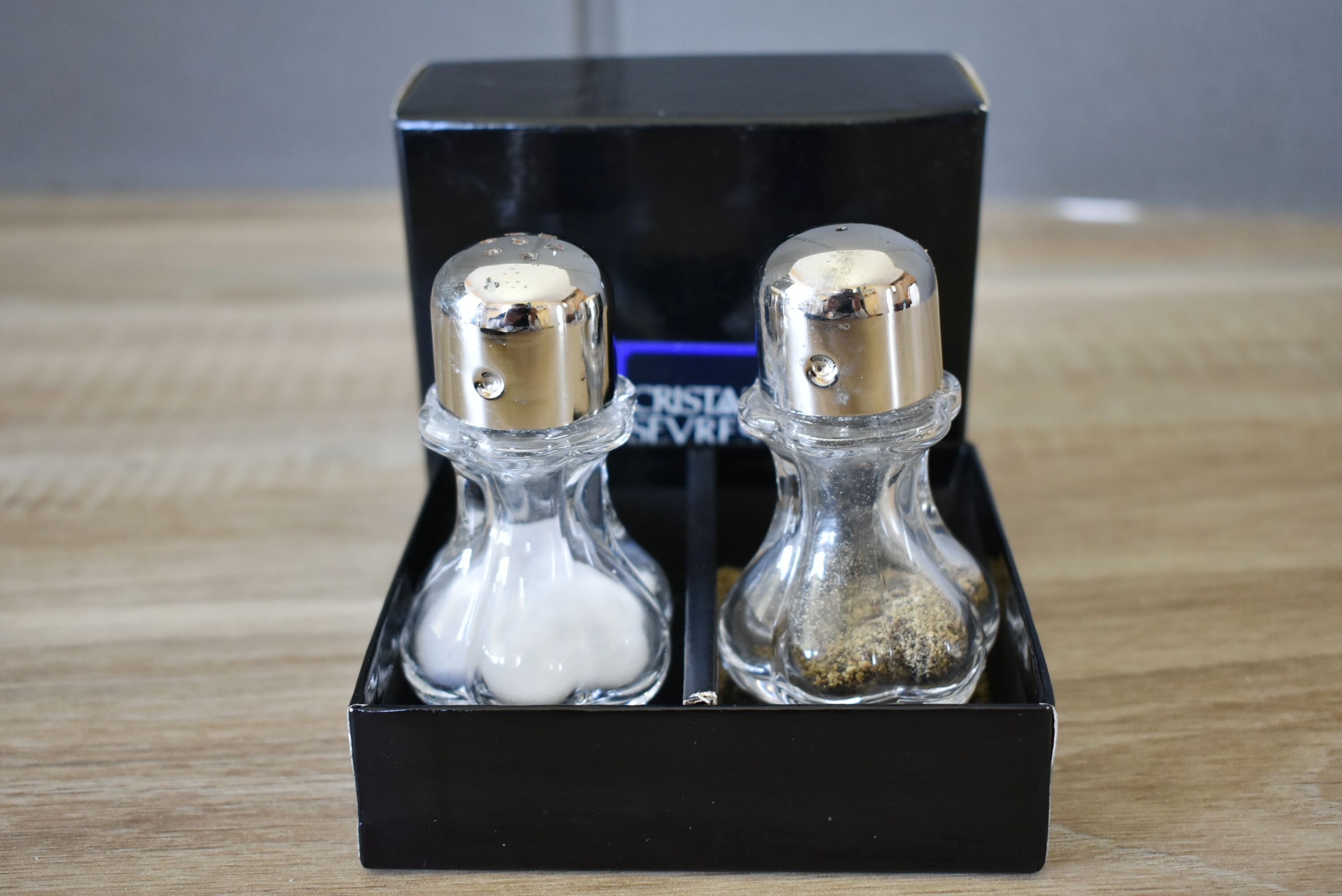 Duo salt shaker & crystal pepper maker of Sèvres Mle Choiseul