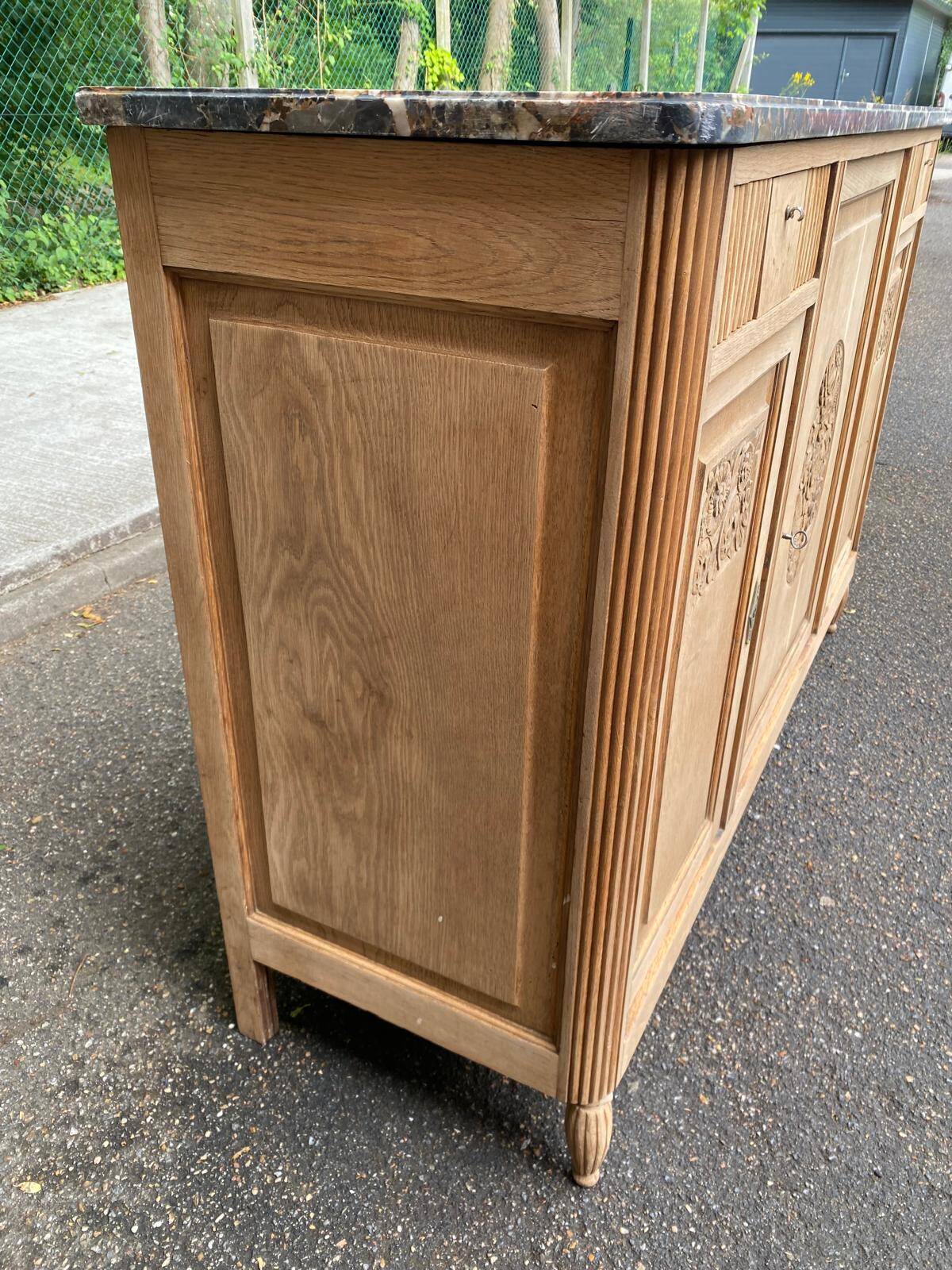 Art Deco buffet renovated in solid oak and breccia marble from the 1930s.
