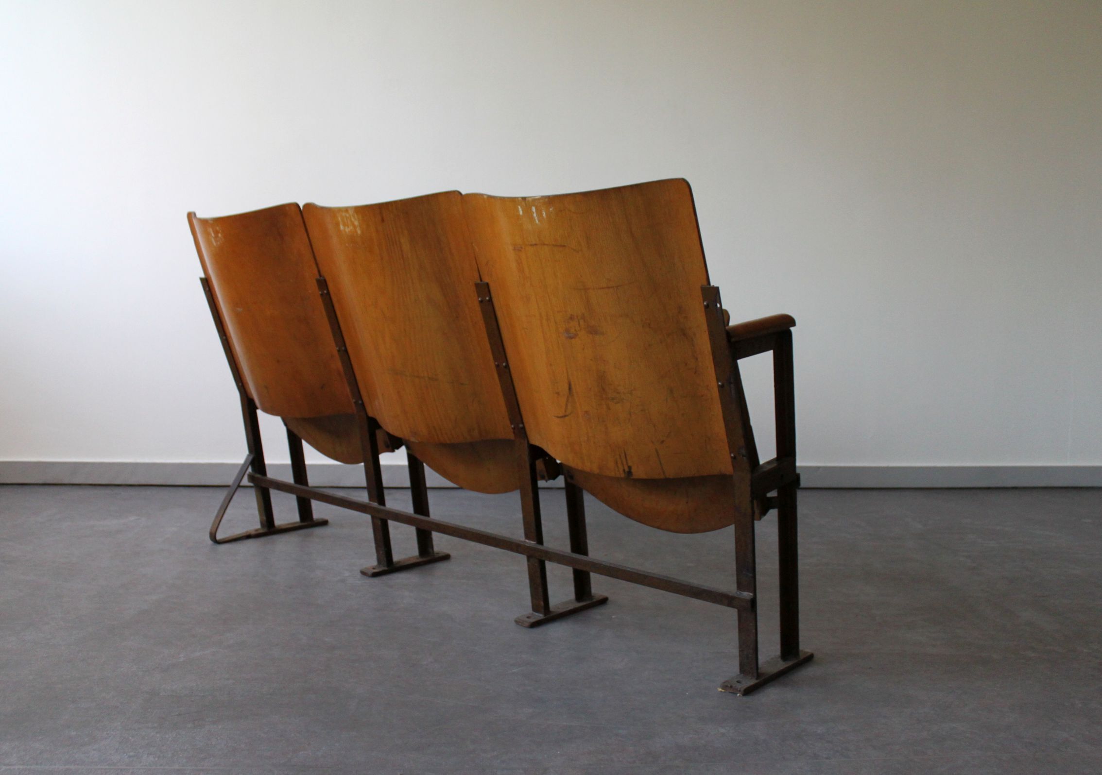 Suite de 3 fauteuils de cinéma strapontins, 1930