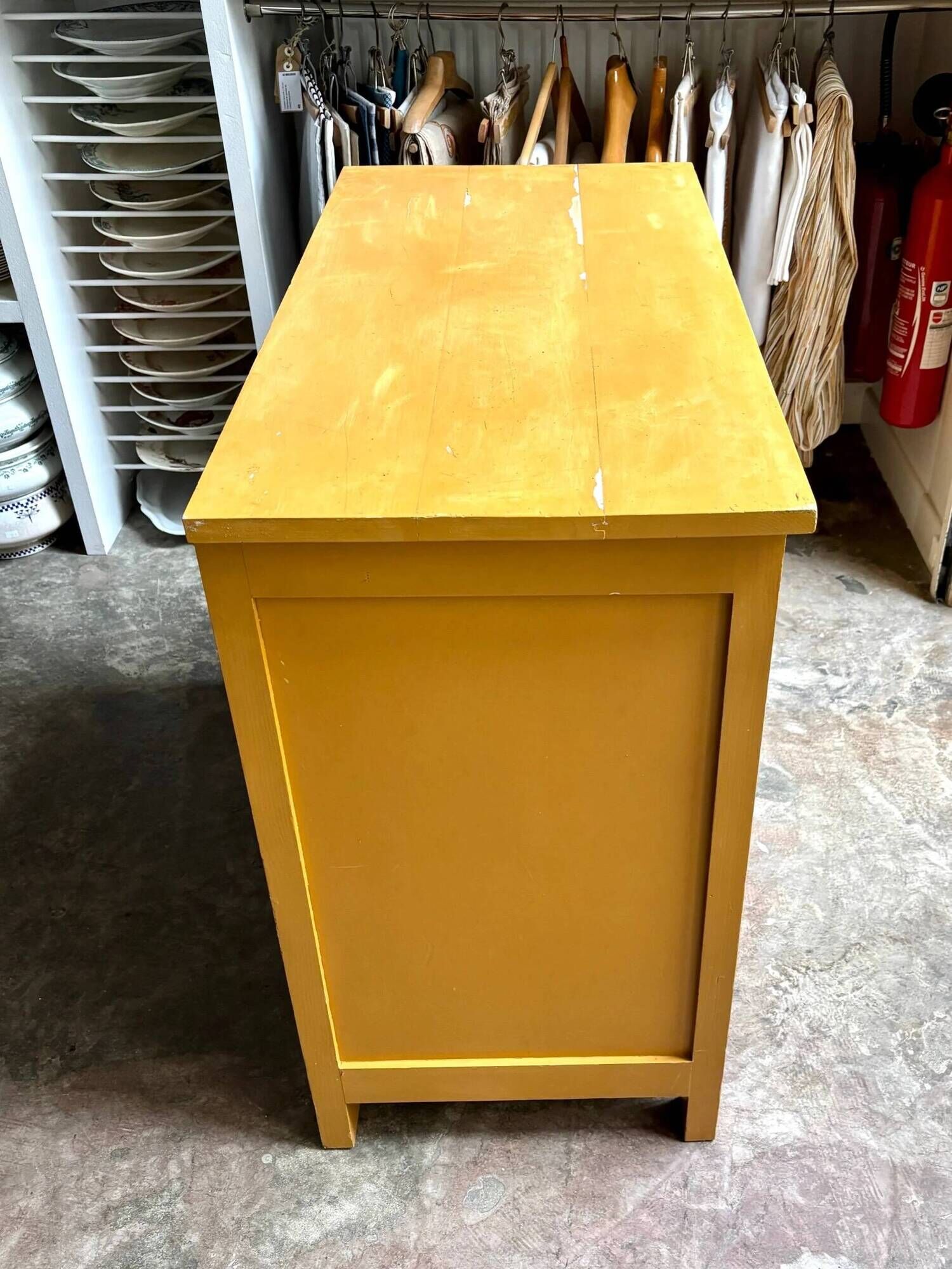 Commode 3 tiroirs en bois ocre et décorée à la main