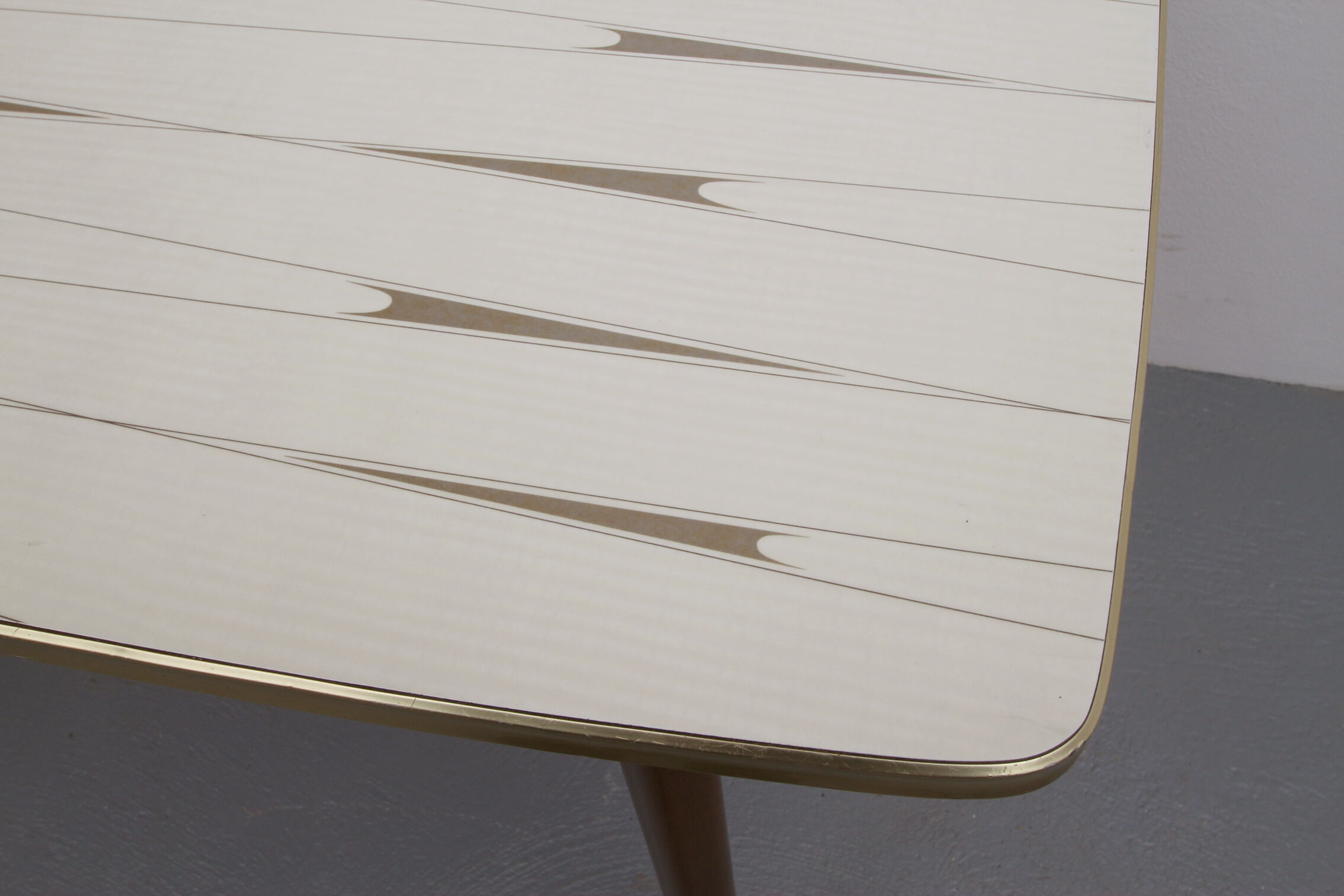 1950s extendible coffeetable in formica