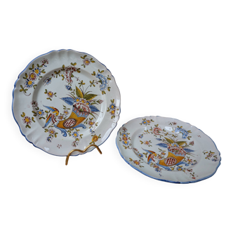 Ensemble de 2 anciennes assiettes décoratives avec cornes d'abondance