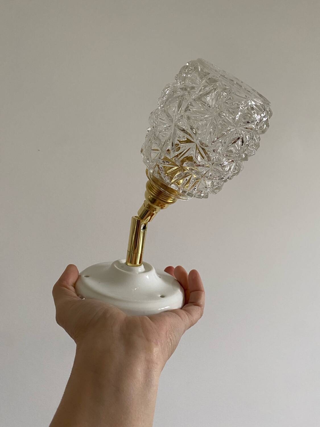 Paire d’appliques murales avec globes vintage en verre