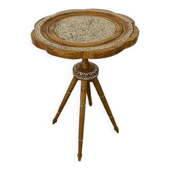 Wooden pedestal table / harness