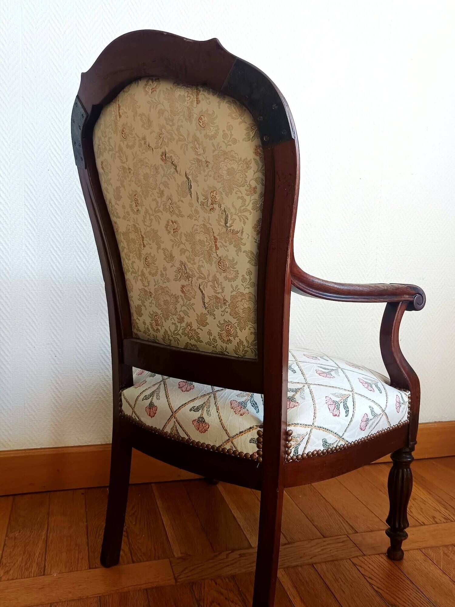 Voltaire armchair and its ottoman