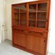 Vitrine de cuisine vintage avec portes coulissantes