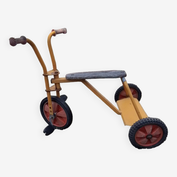 Tricycle des cours de récréation des années 70