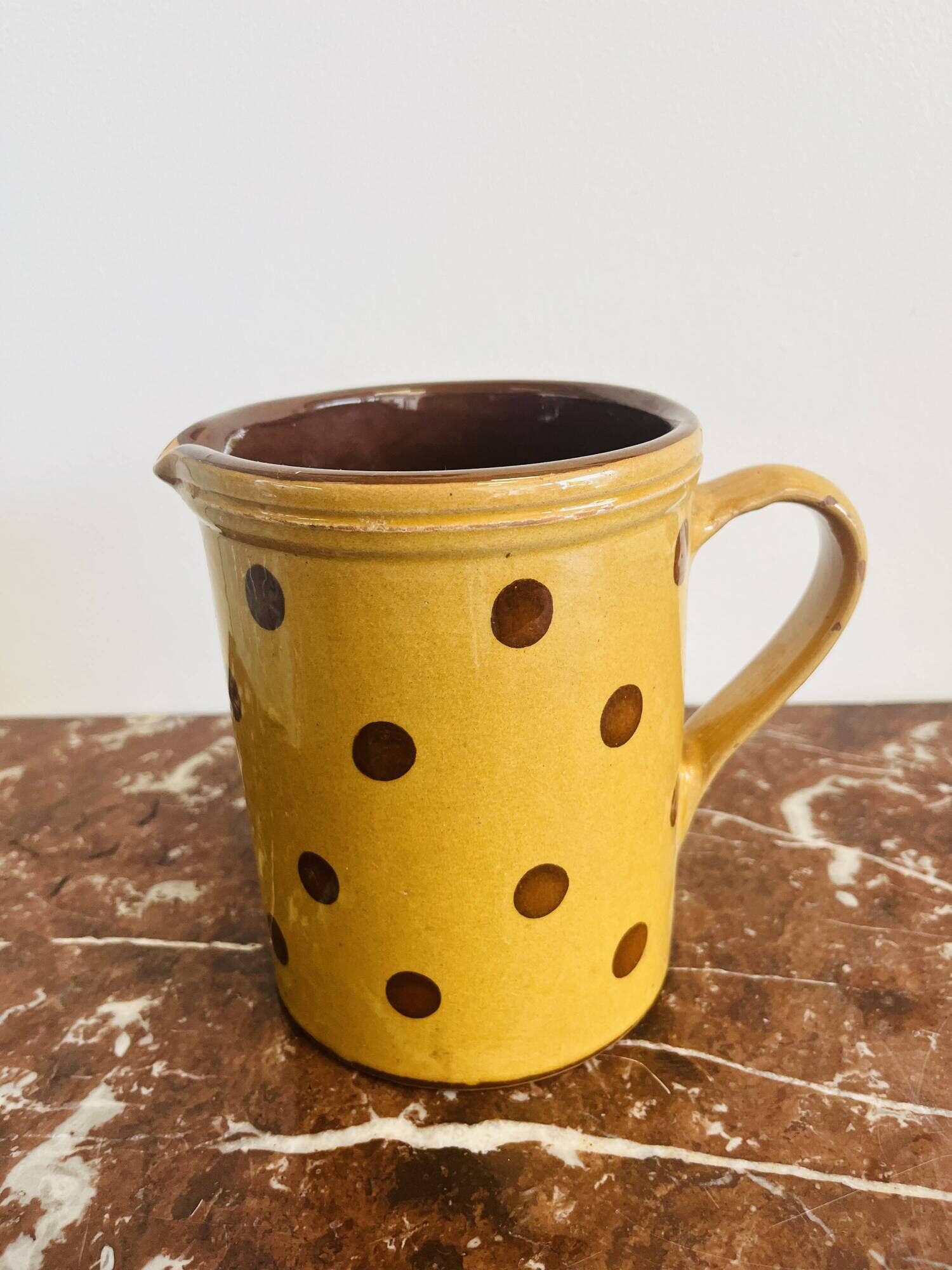 Ancienne poterie pichet savoyard décoré d’un motif de pois