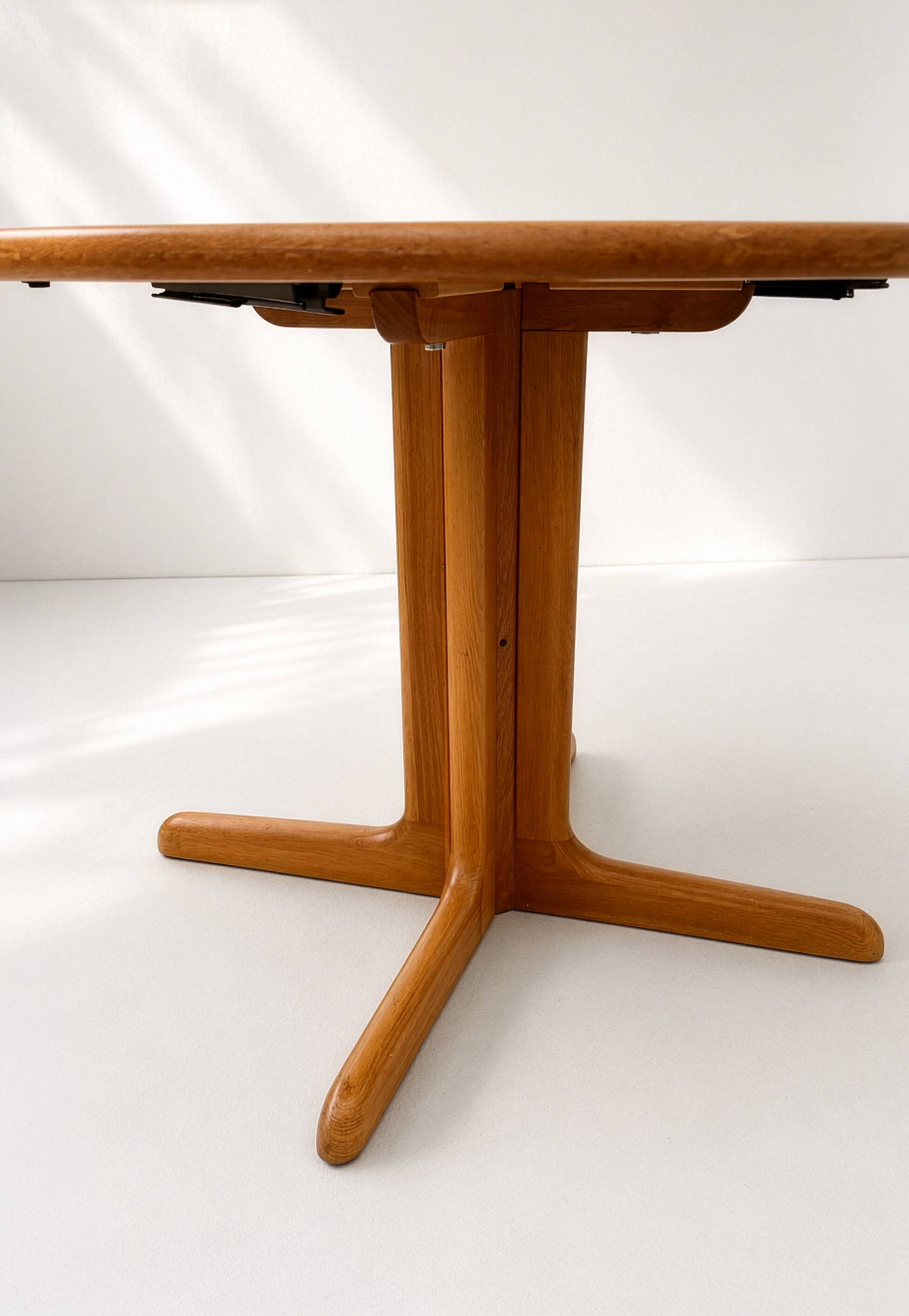 Round teak dining table by gudme møbelfabrik a/s