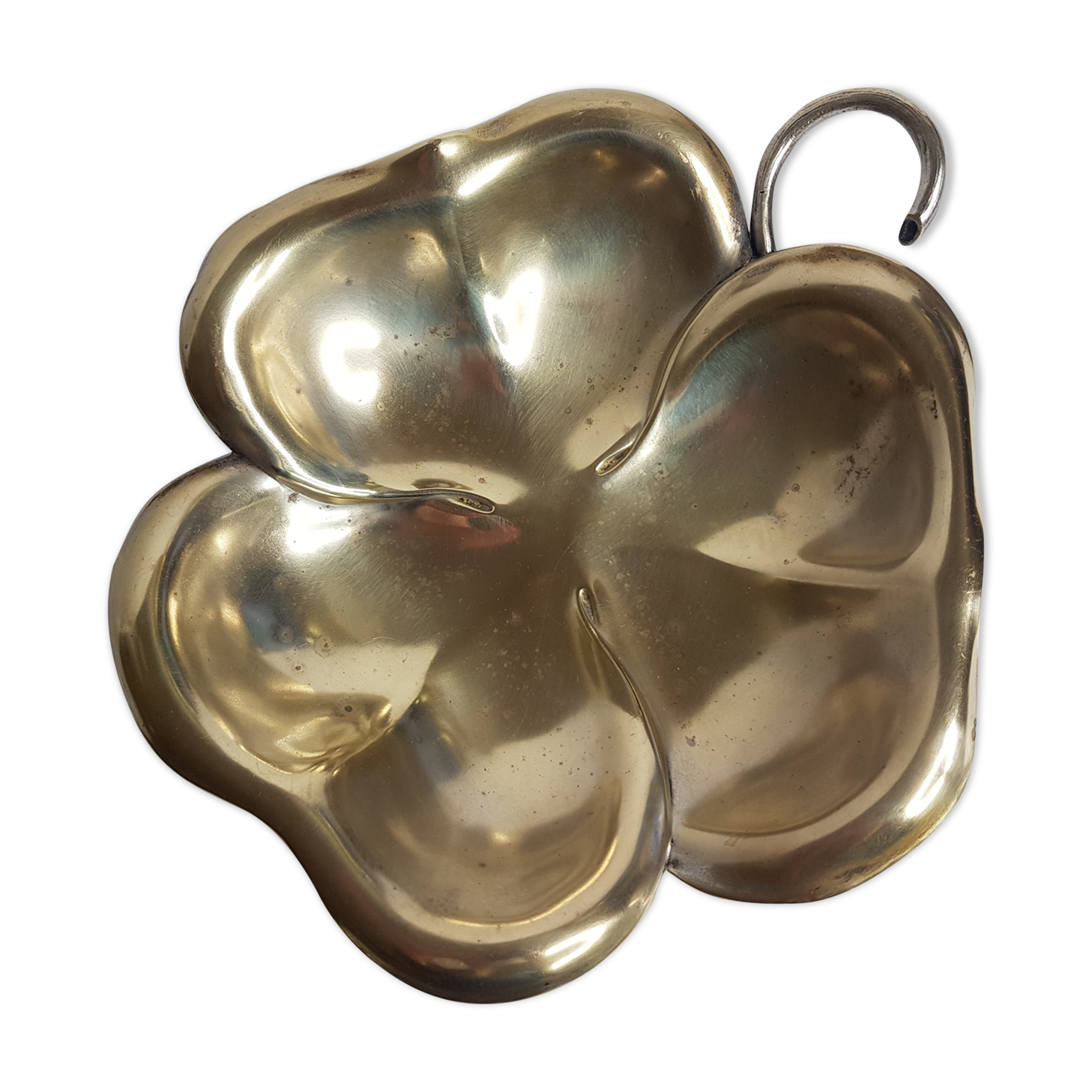 Small cut, empty pocket "clover" in gold metal