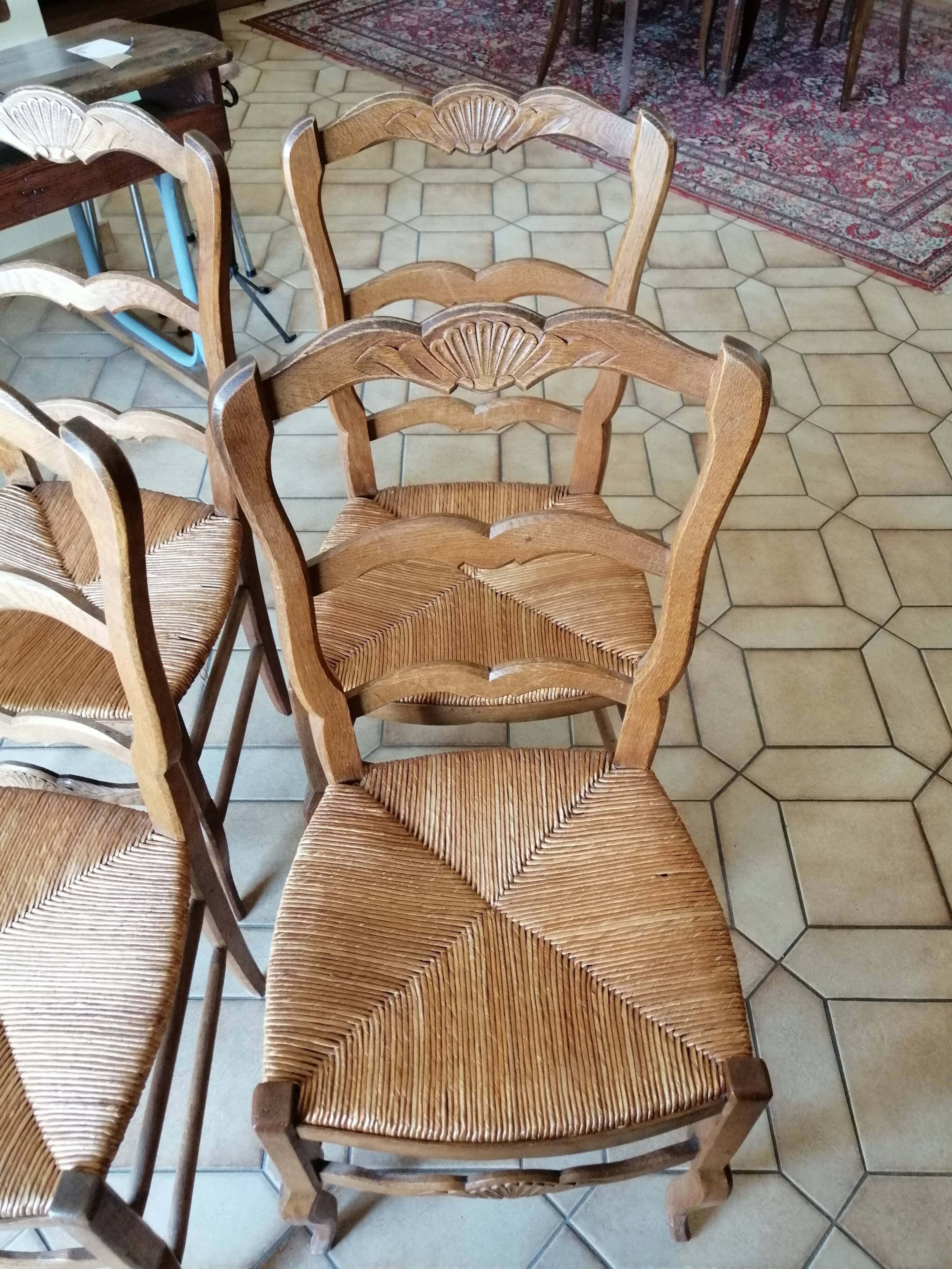 chaises en bois et assise paillée