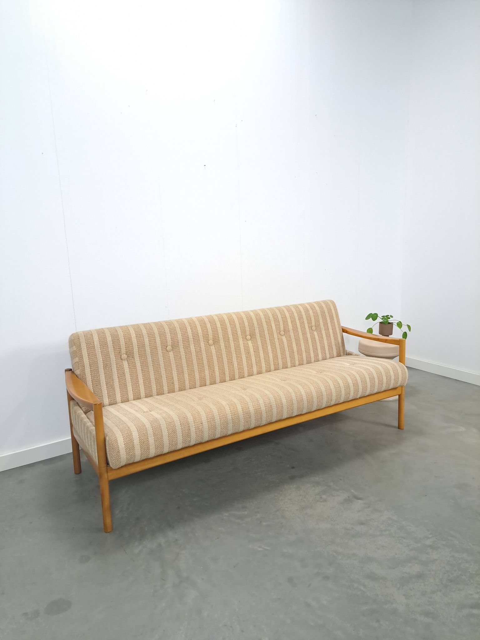Canapé-lit beige rayé avec cadre en bois