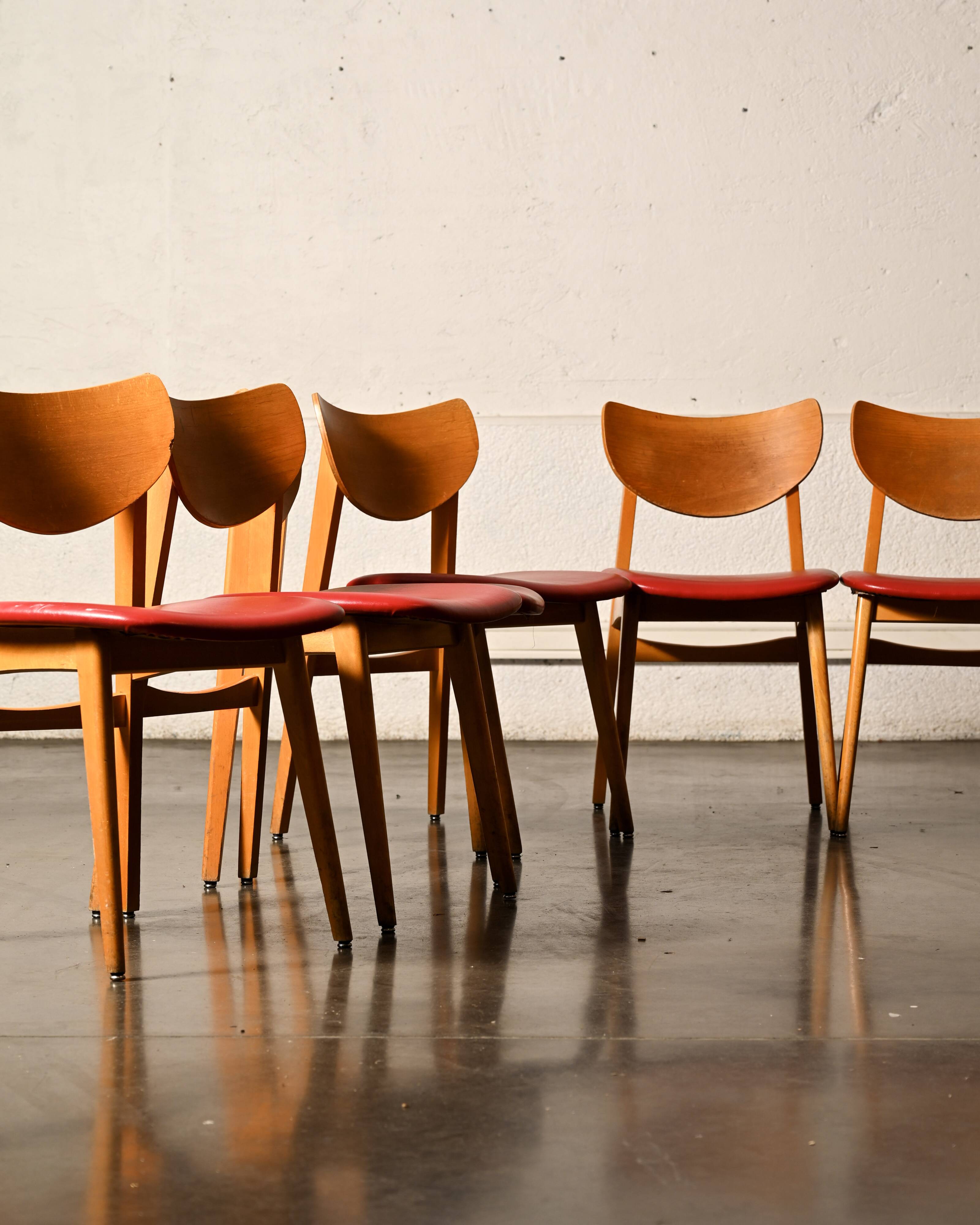 Chaise vintage en skaï rouge