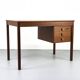 Petit bureau en teck avec trois tiroirs de Domino Møbler, années 1970.