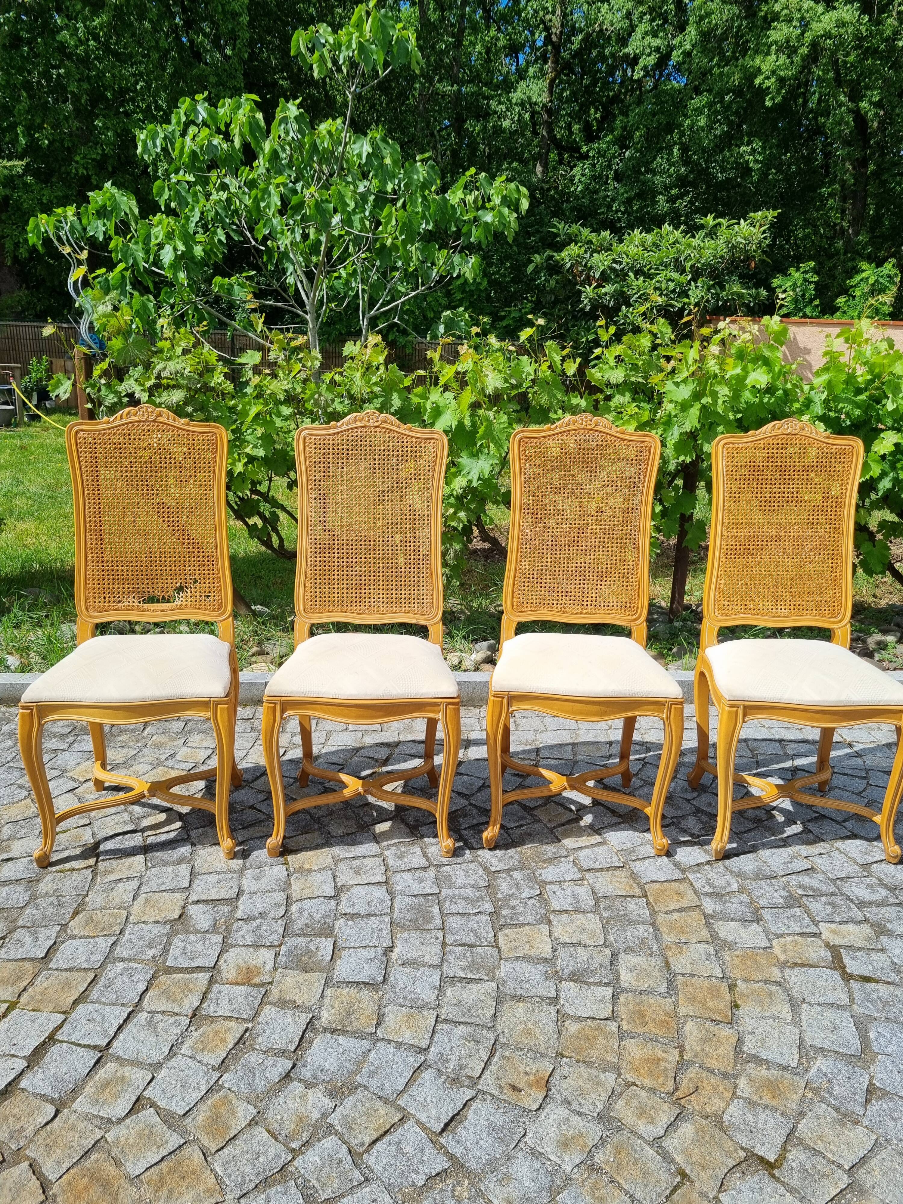 4 chaises en bois cérusé et dossier canné