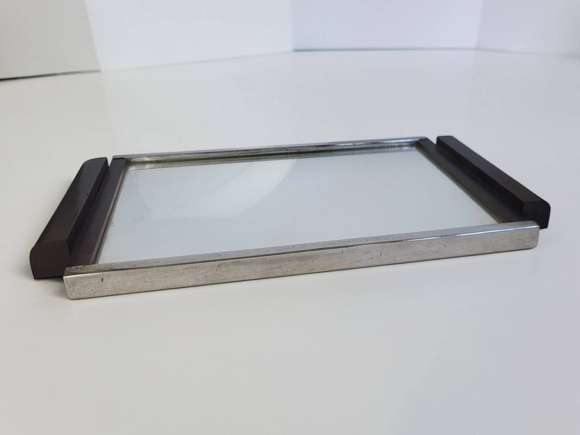 Art Deco mirror plateau in chrome metal and Macassar wood.