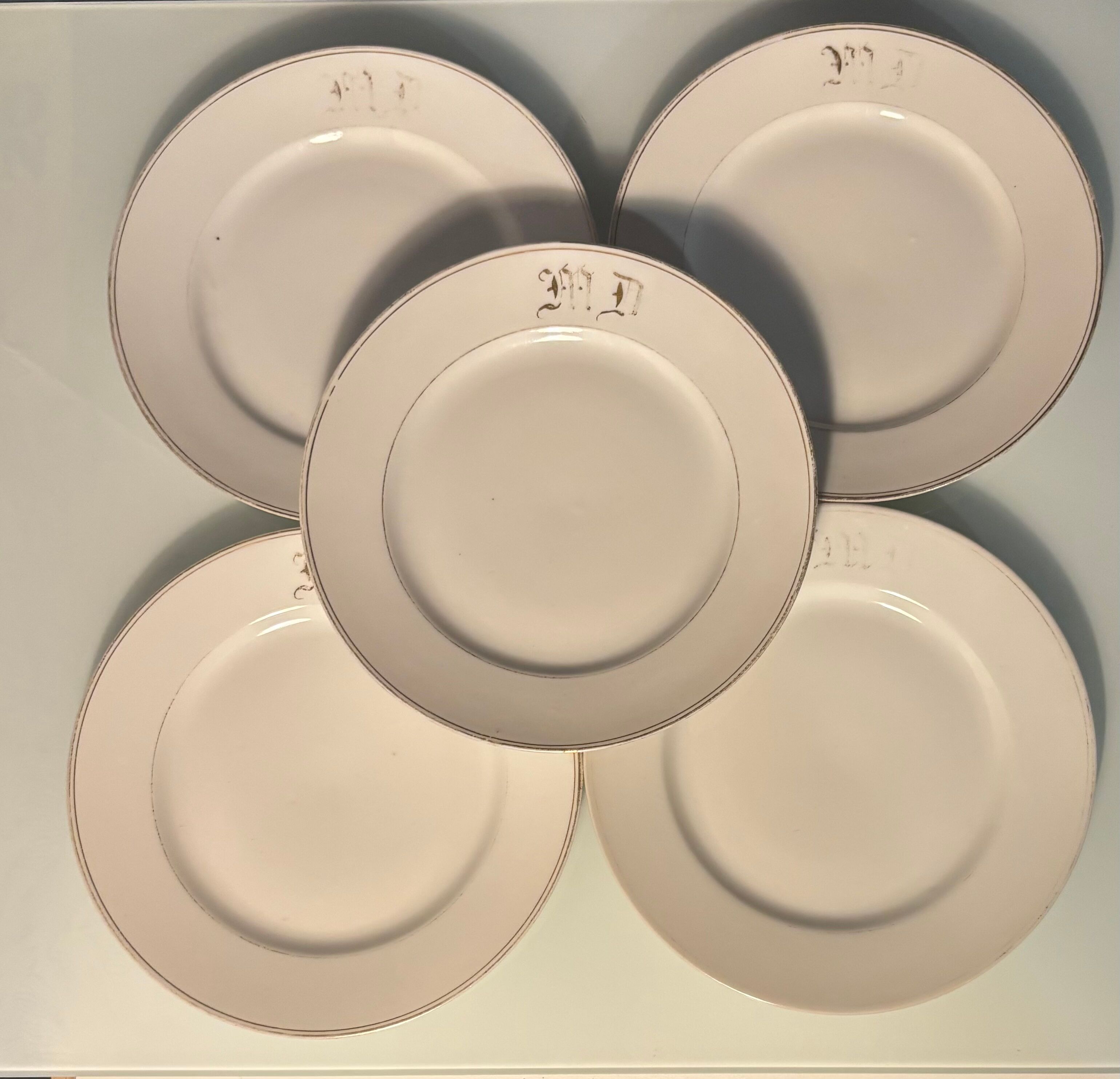 Service à thé en porcelaine (Limoges) 35 pieces monogrammè à liseré doré