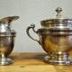 Service sucrier et pot à lait ancien en métal argenté – Style Empire / Louis XVI
