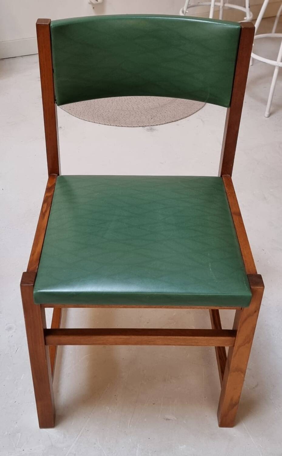 Quatre chaises du milieu du siècle